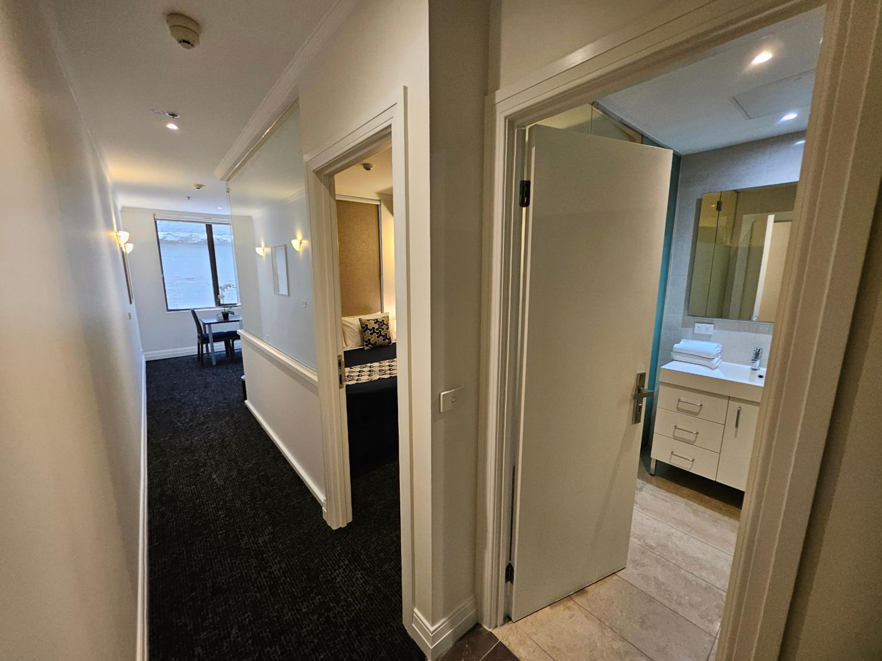 West Executive Room - Photo 18