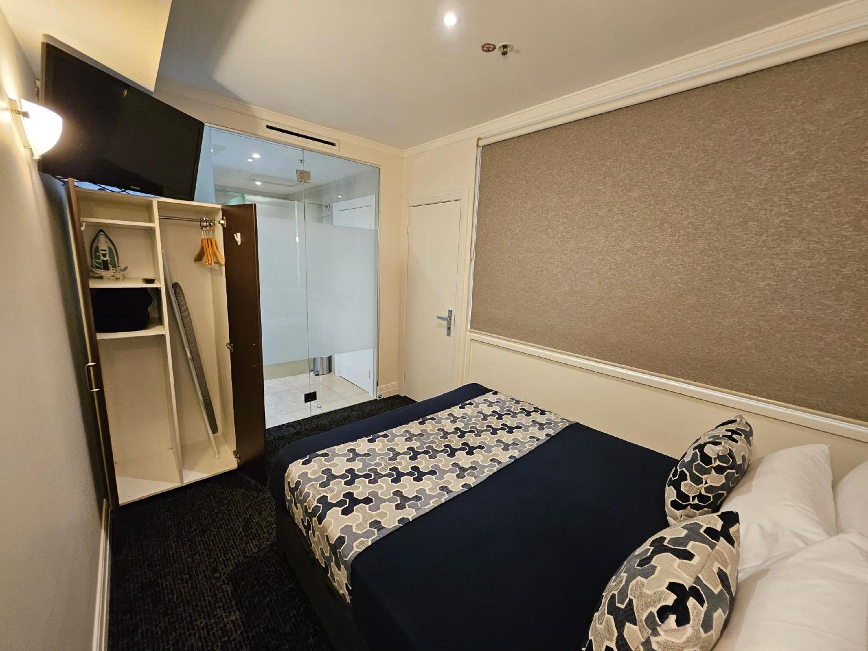 West Executive Room - Photo 17