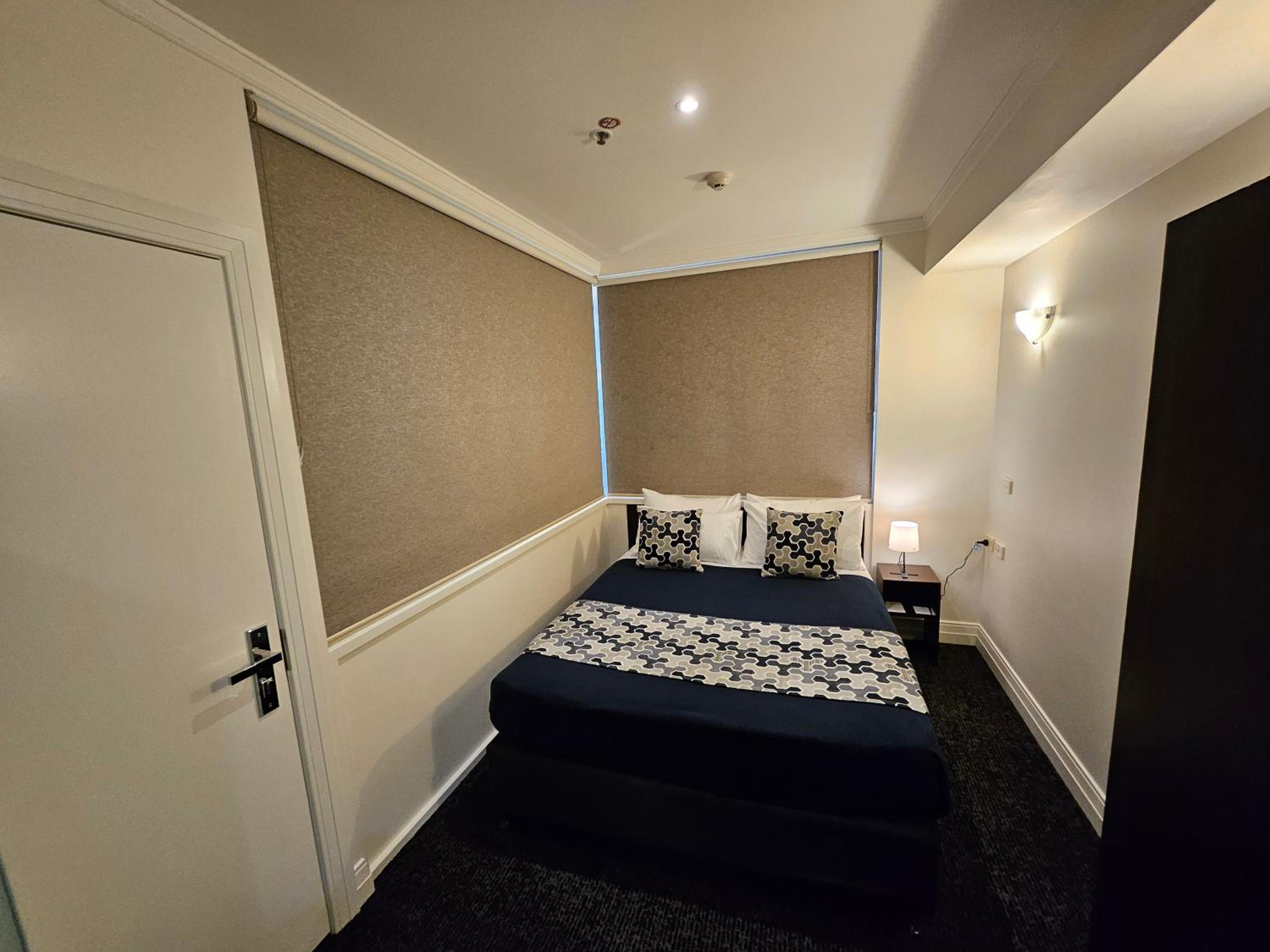 West Executive Room - Photo 16
