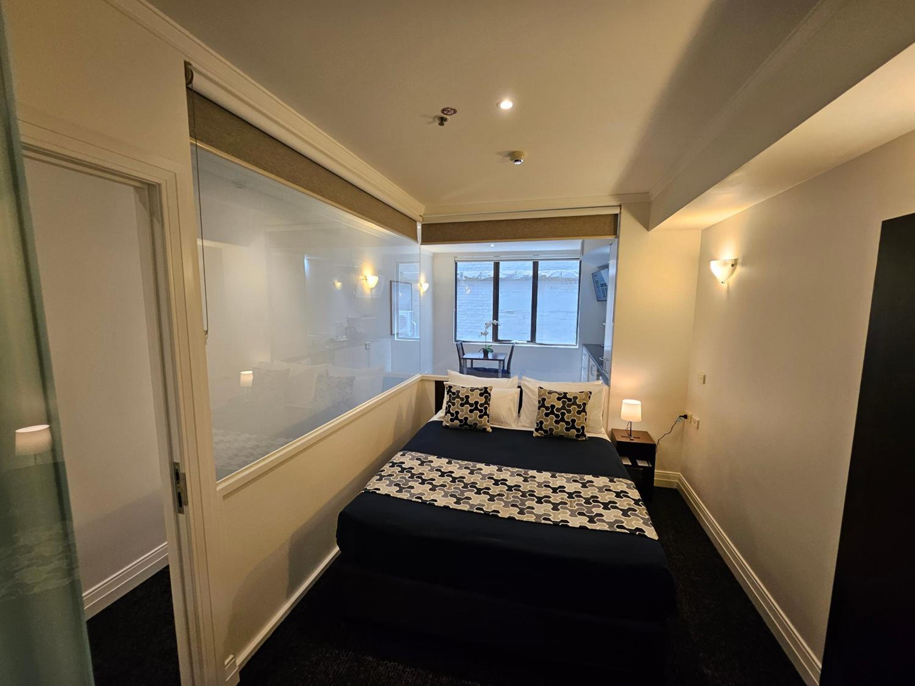 West Executive Room - Photo 12