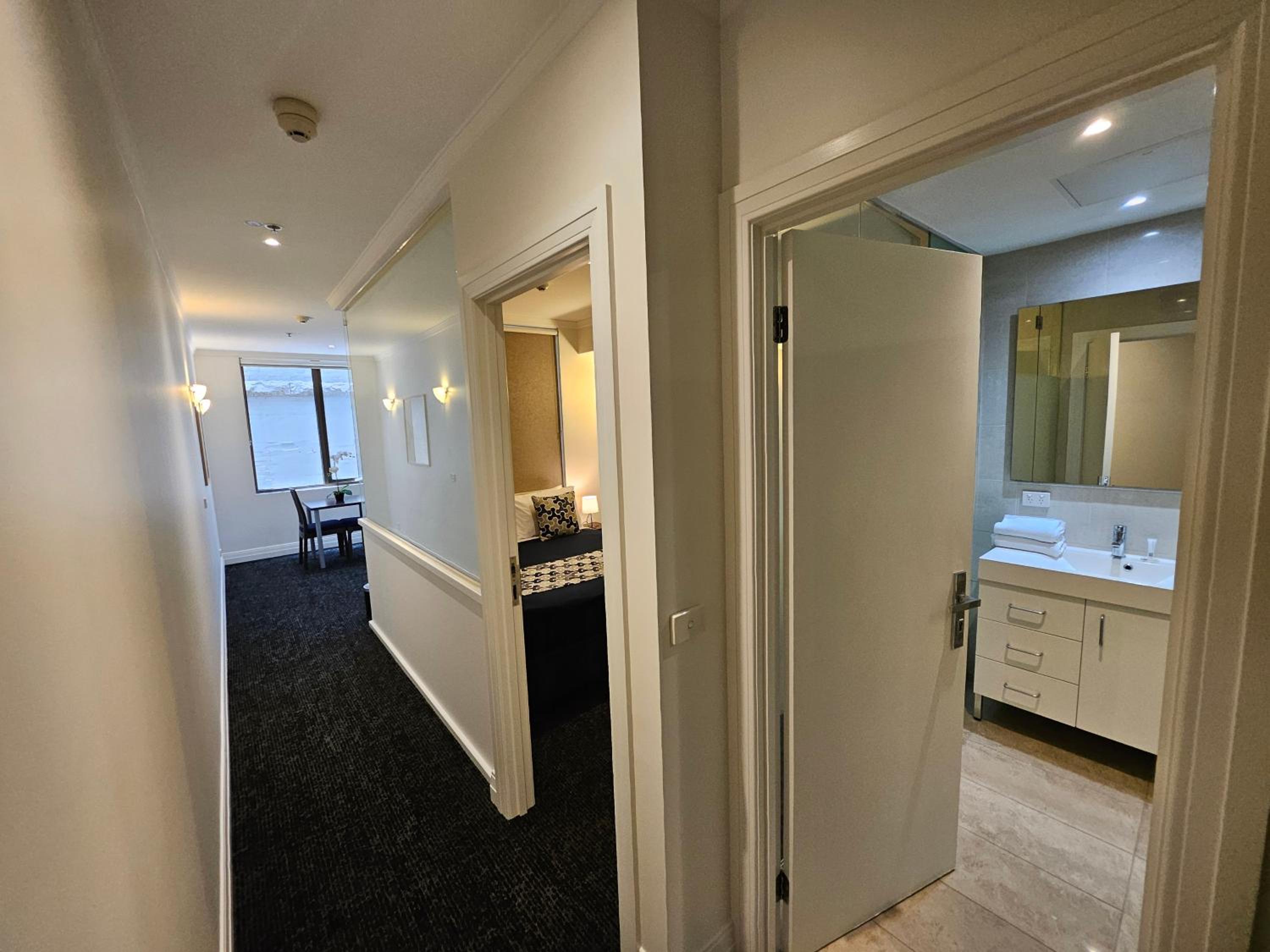 West Executive Room - Photo 11