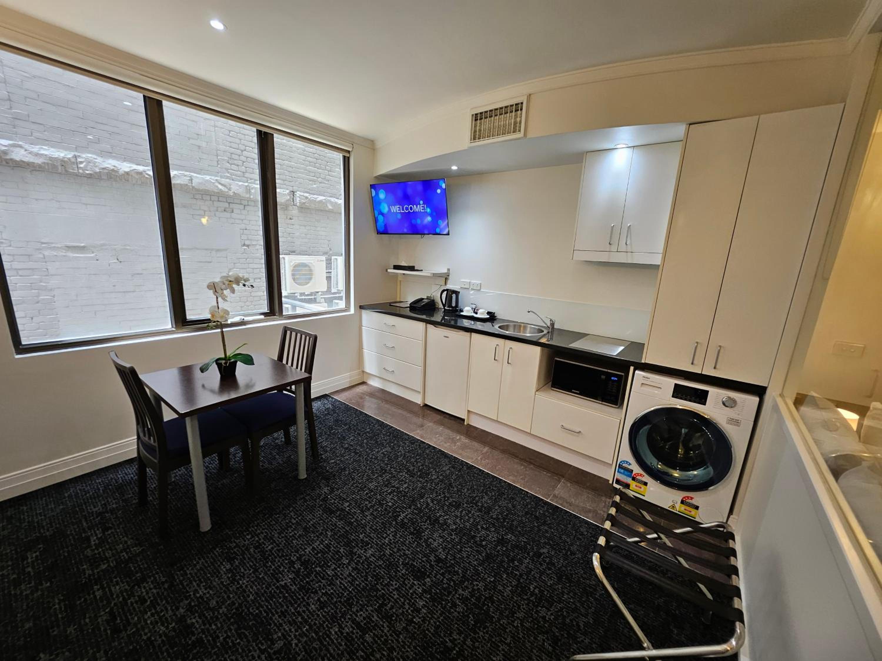 West Executive Room - Photo 2