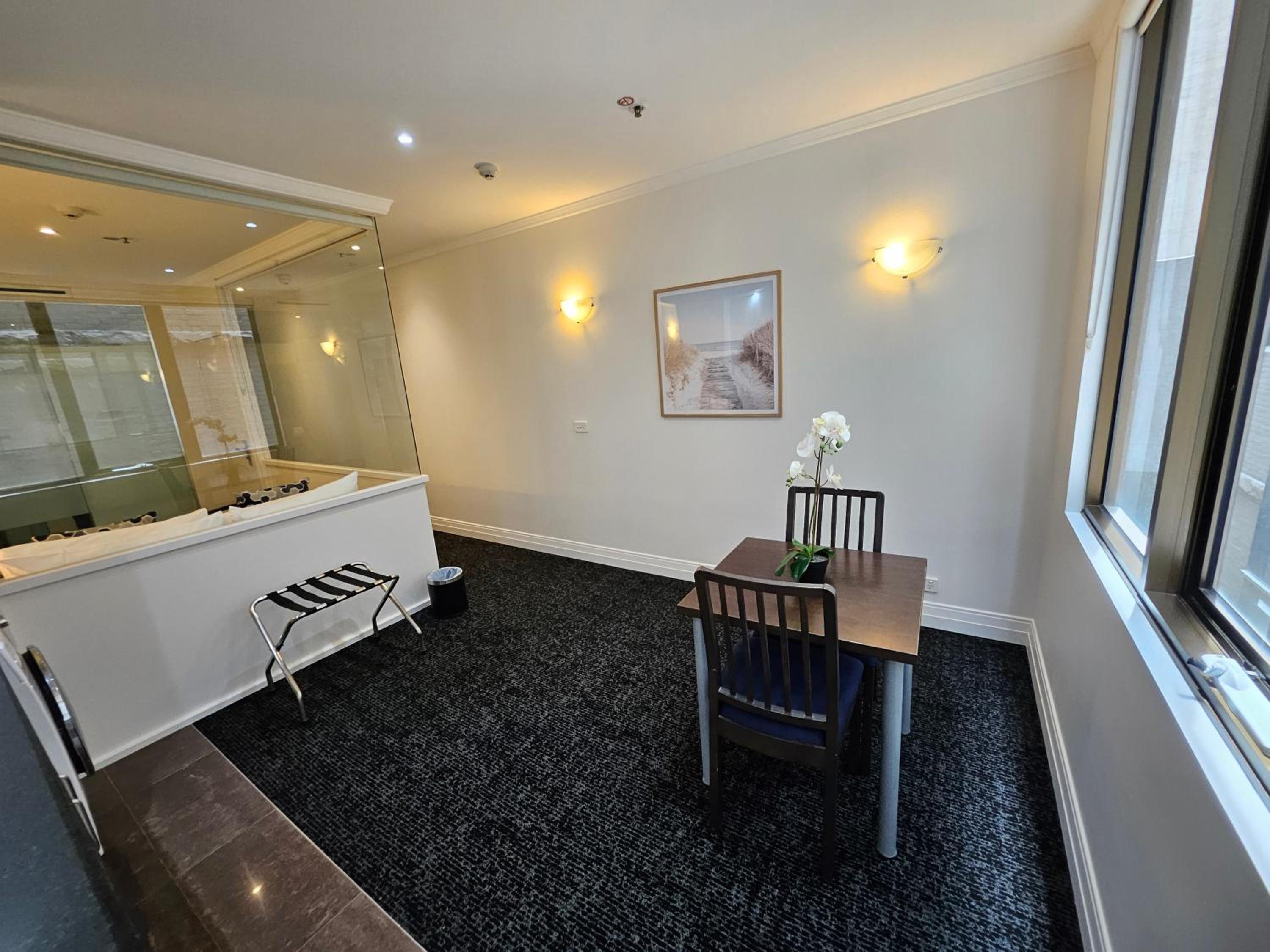 West Executive Room - Photo 3