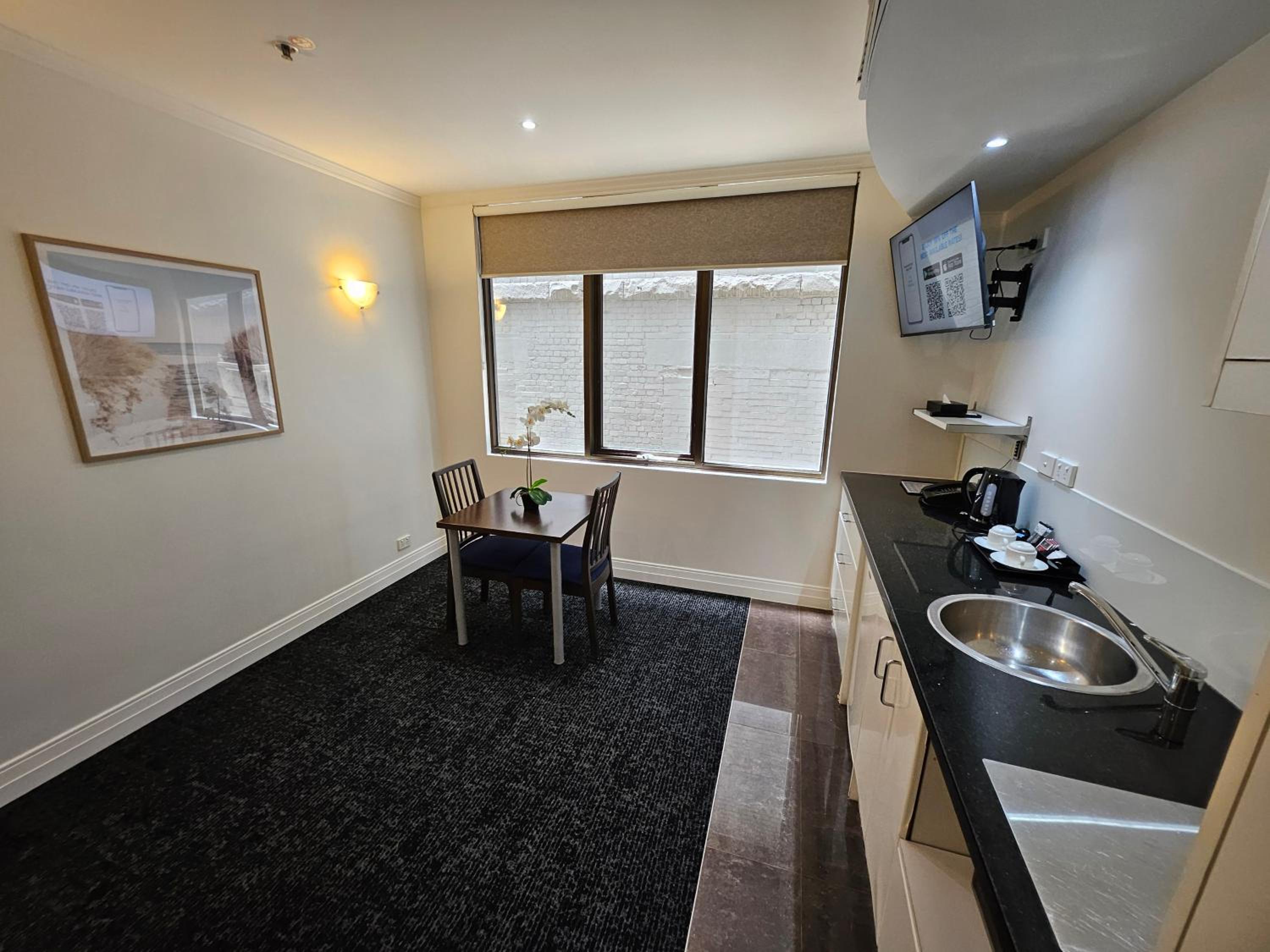 West Executive Room - Photo 5