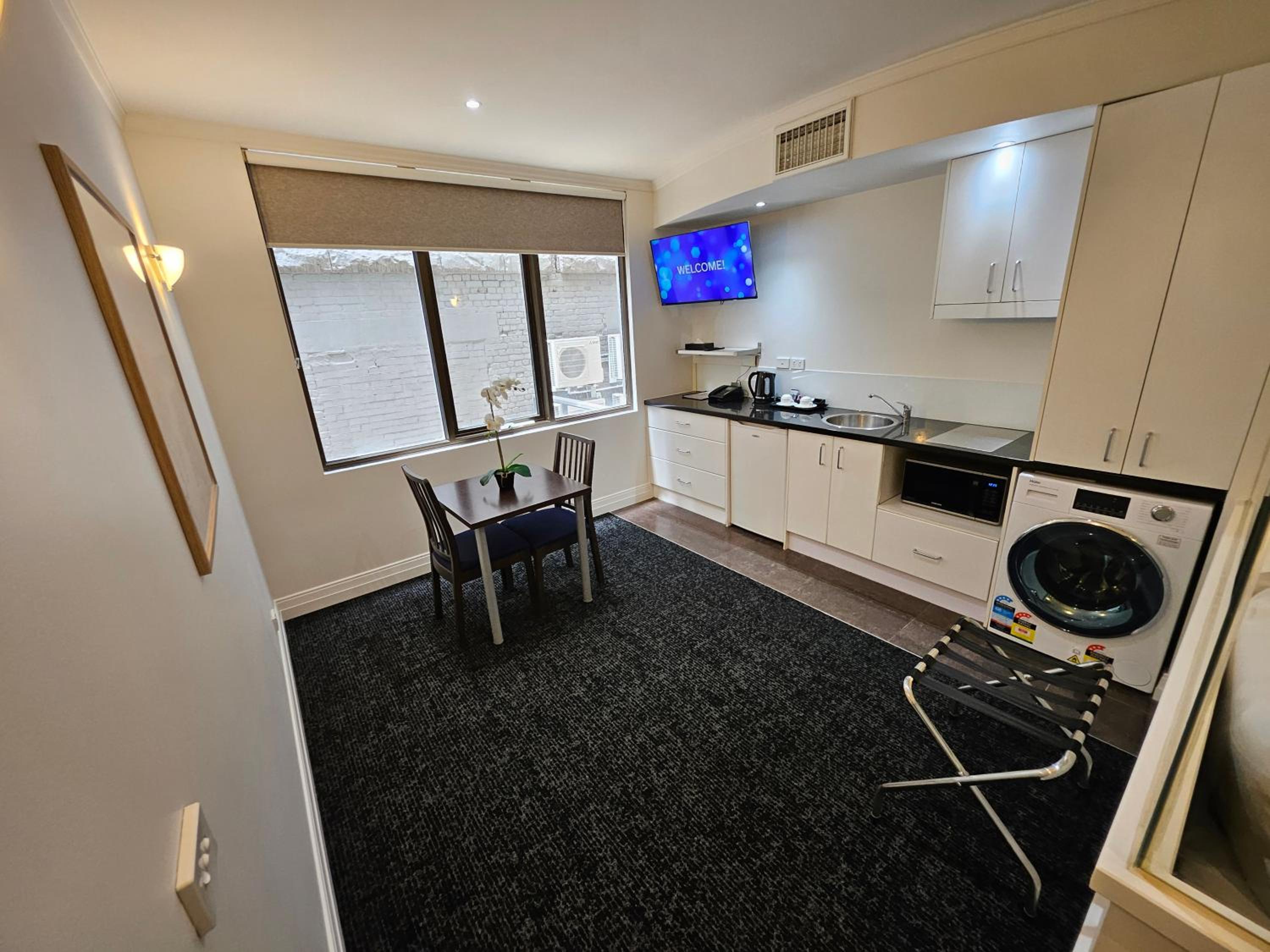 West Executive Room - Photo 6
