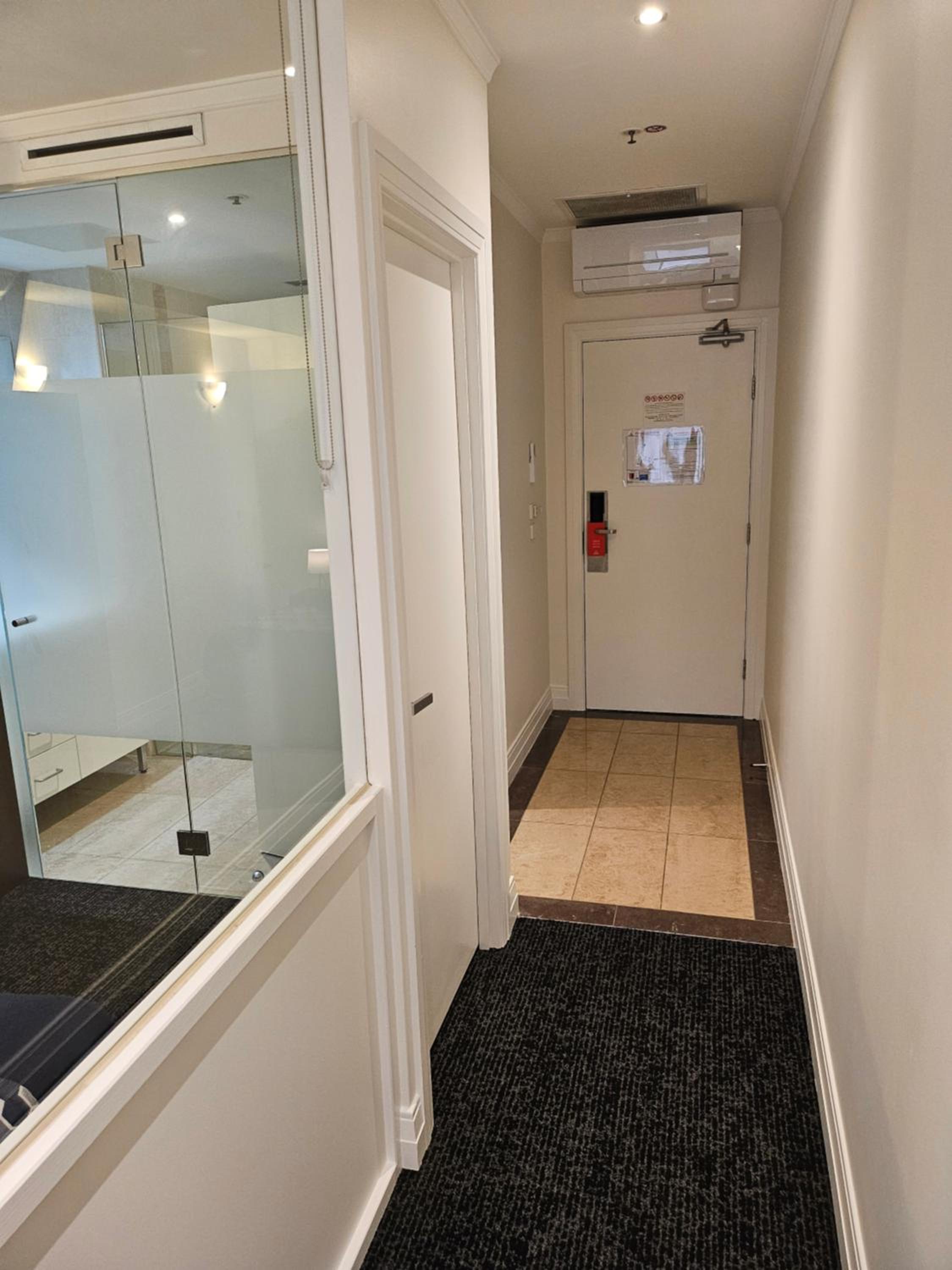 West Executive Room - Photo 7