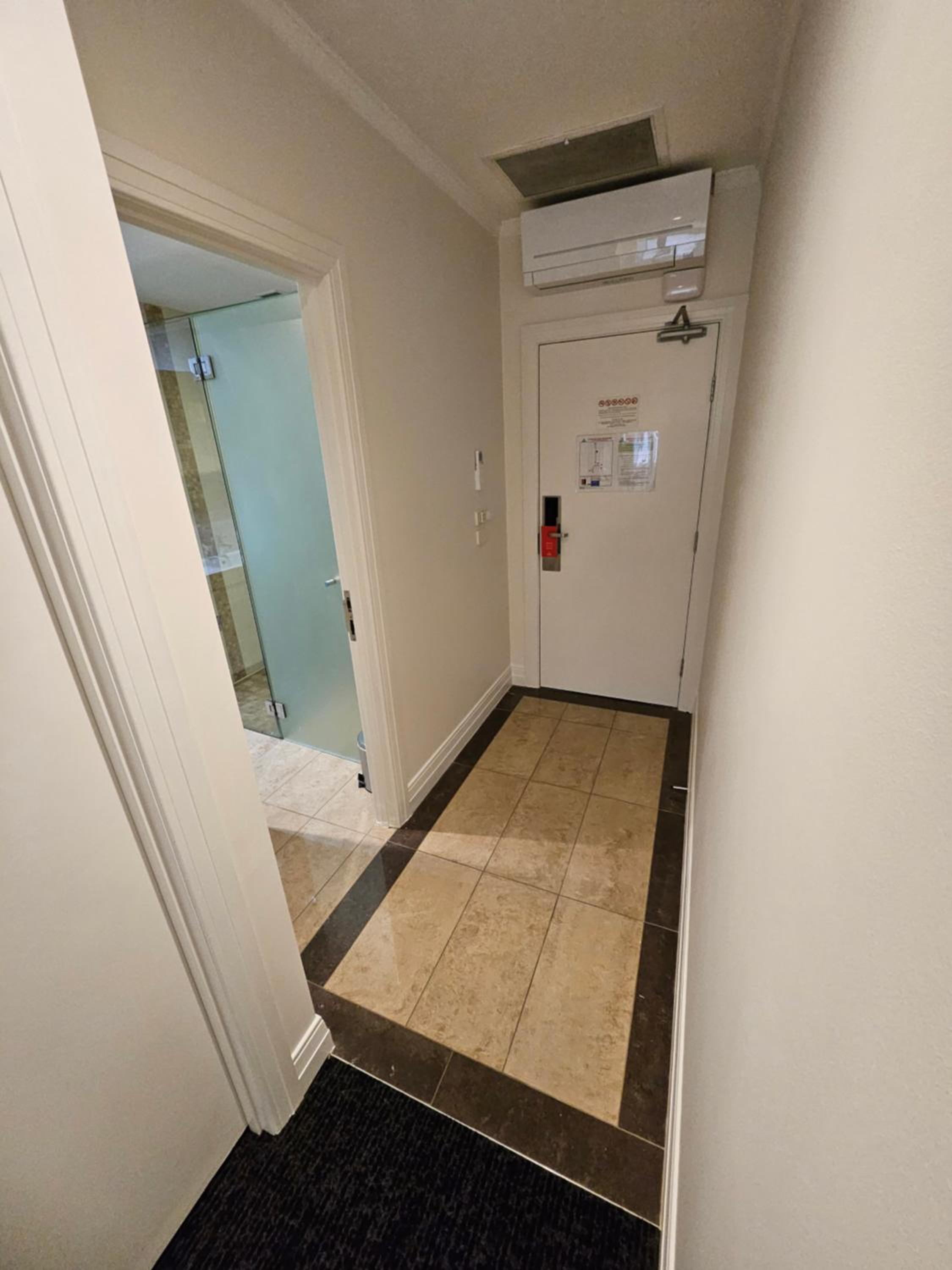 West Executive Room - Photo 8