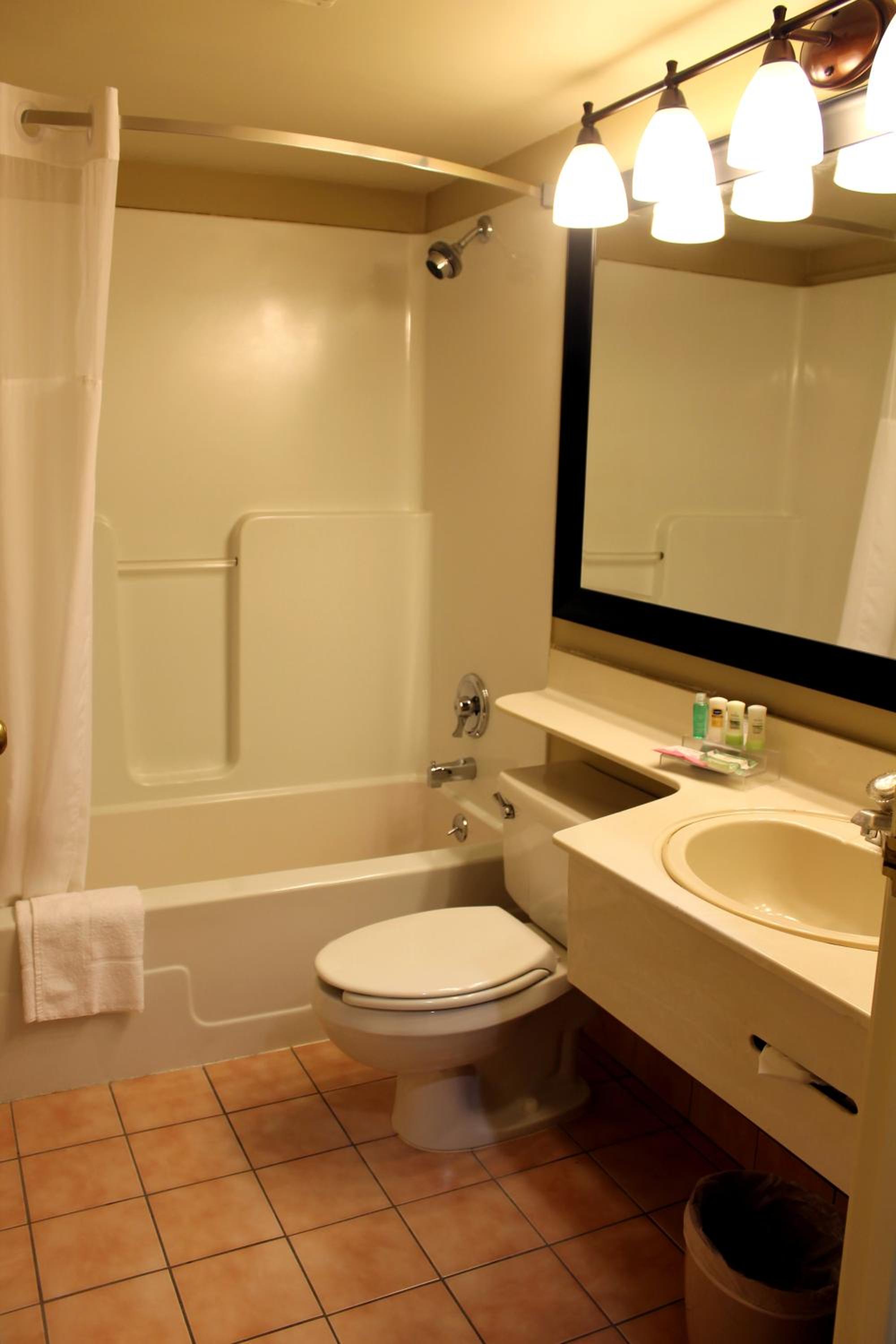 Queen Room with Two Queen Beds - Non-Smoking/Upper Floor - Photo 3