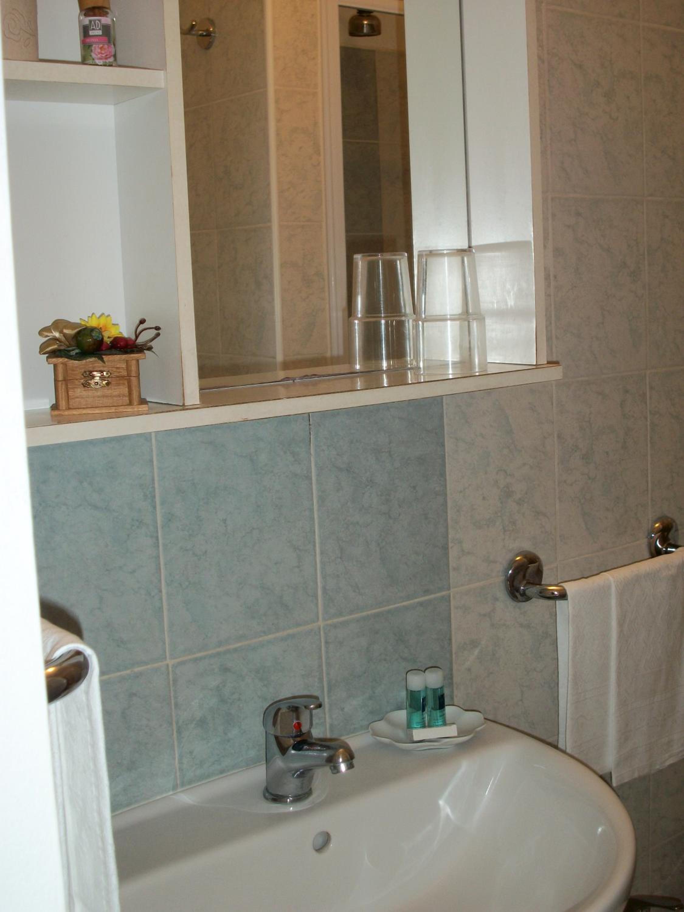 Standard Double Room - Photo 12