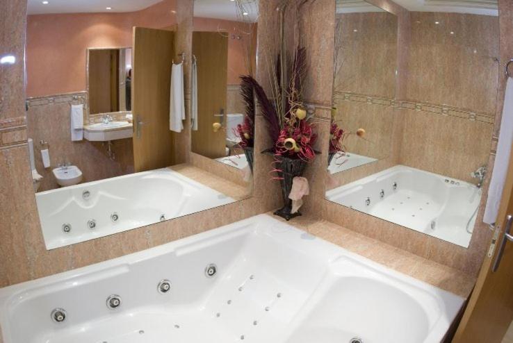 Suite with Spa Bath - Photo 6