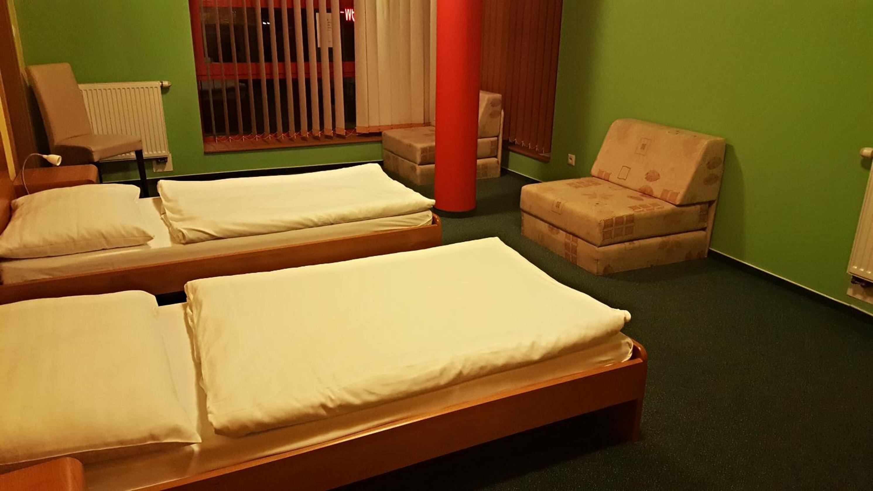 Twin Room with Balcony - Photo 10