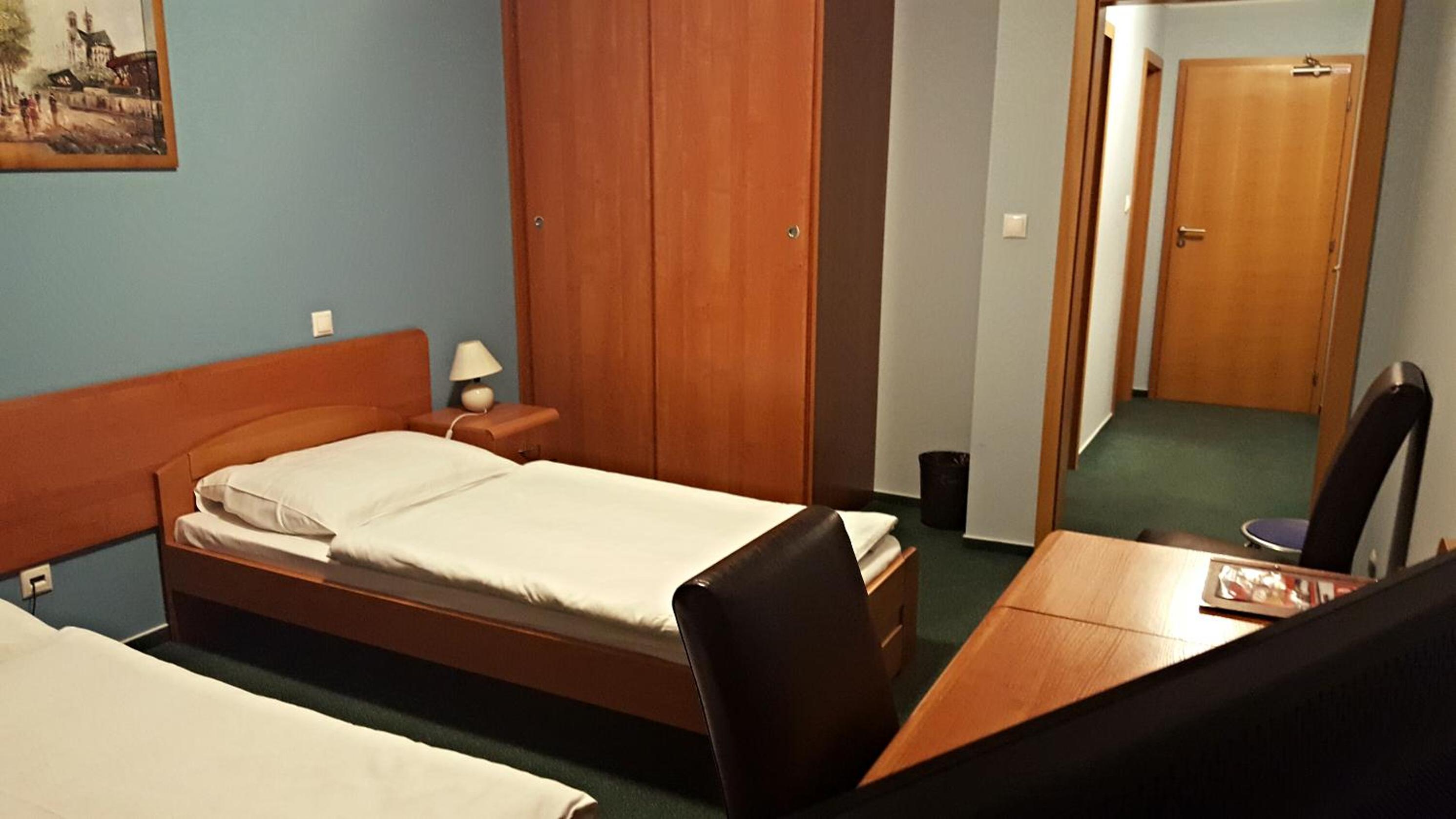 Twin Room with Balcony - Photo 15