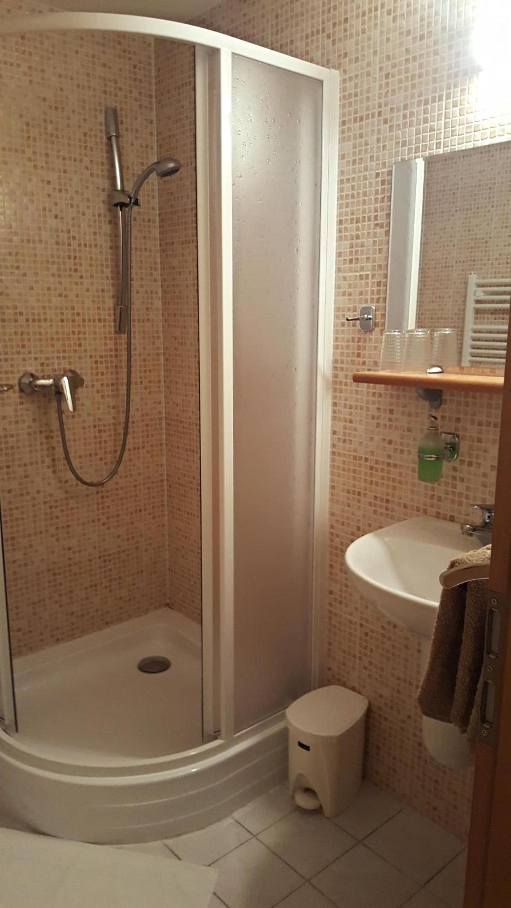 Twin Room with Balcony - Photo 11