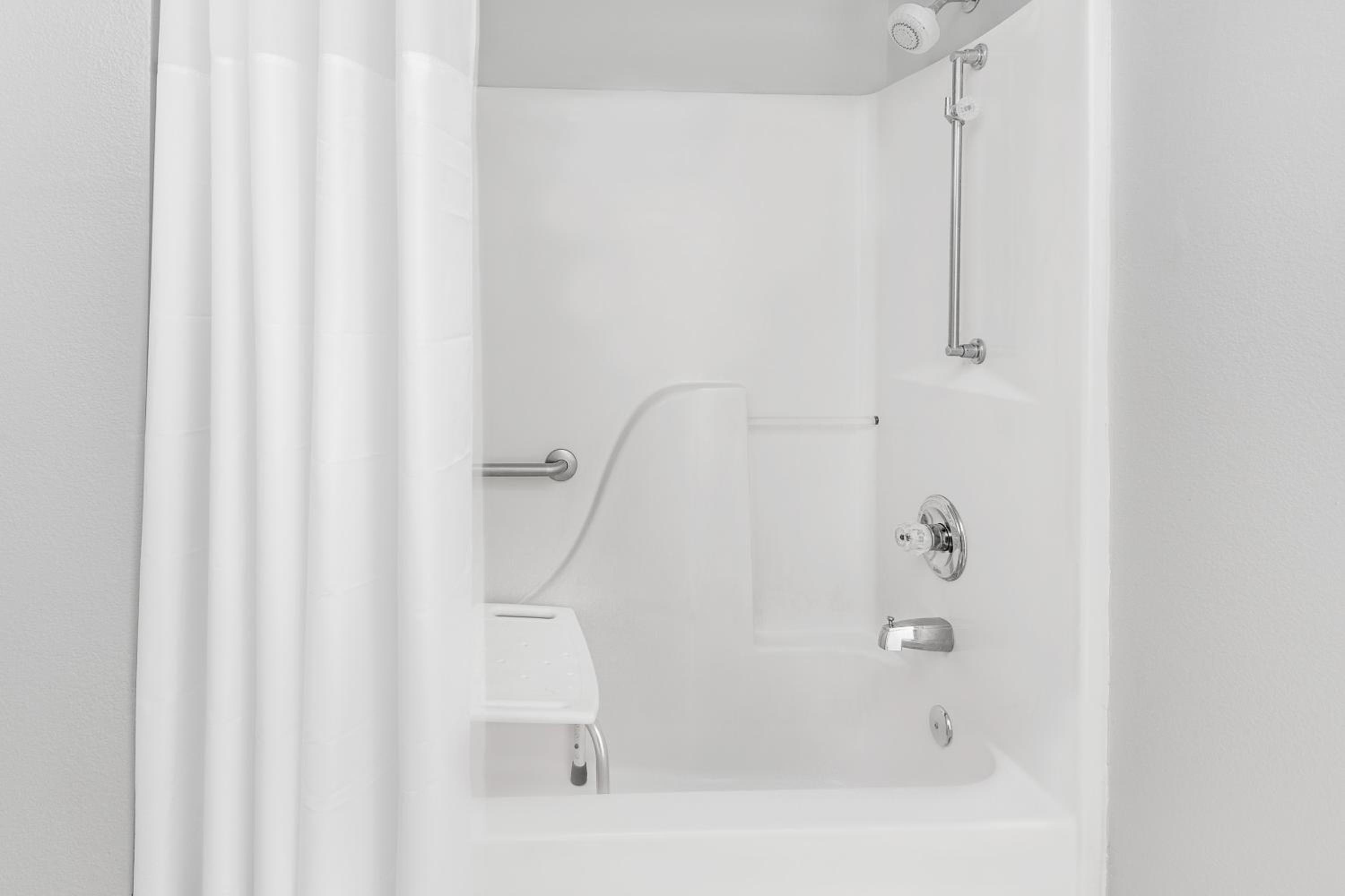 Queen Room - Mobility Access/Non-Smoking - Photo 3