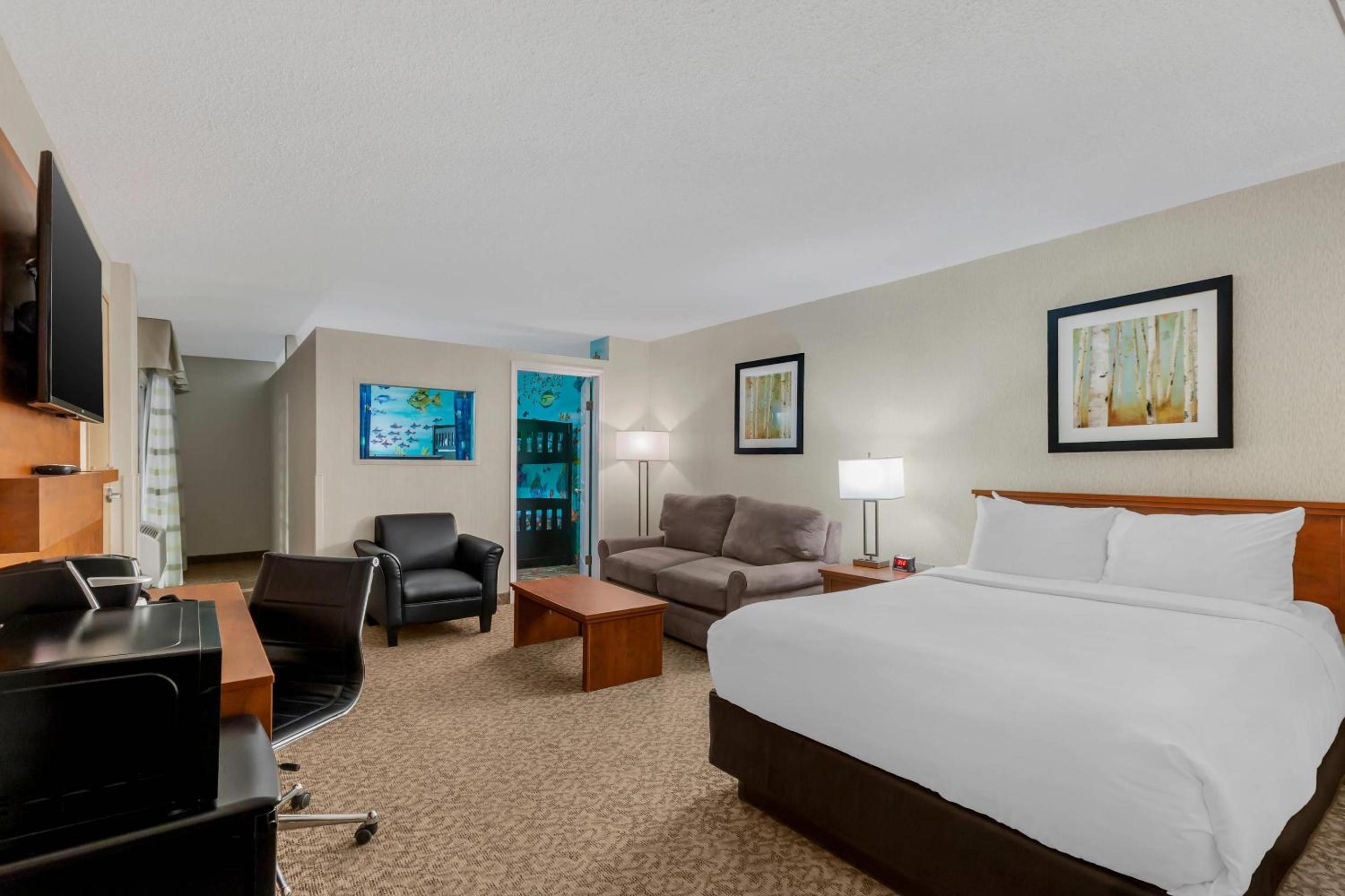 Queen Suite with Sofa Bed - Non-Smoking - Photo 2