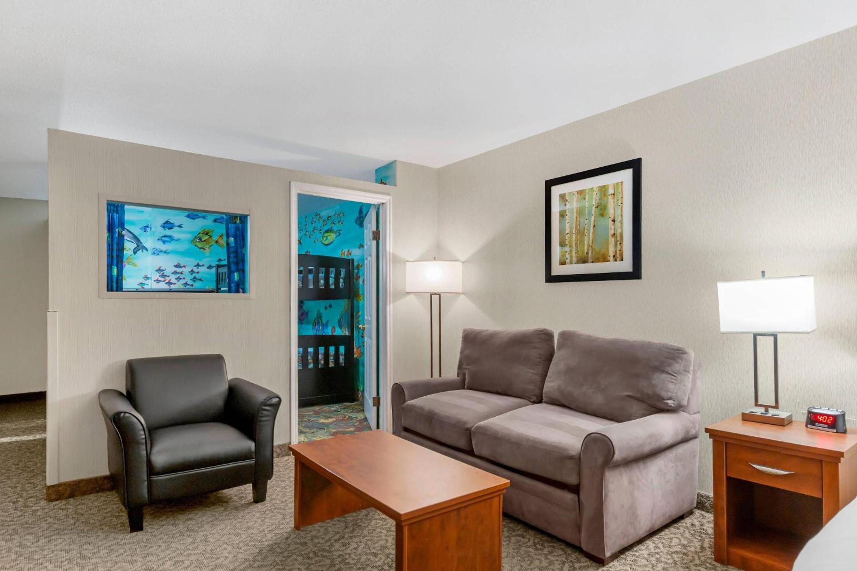 Queen Suite with Sofa Bed - Non-Smoking - Photo 4