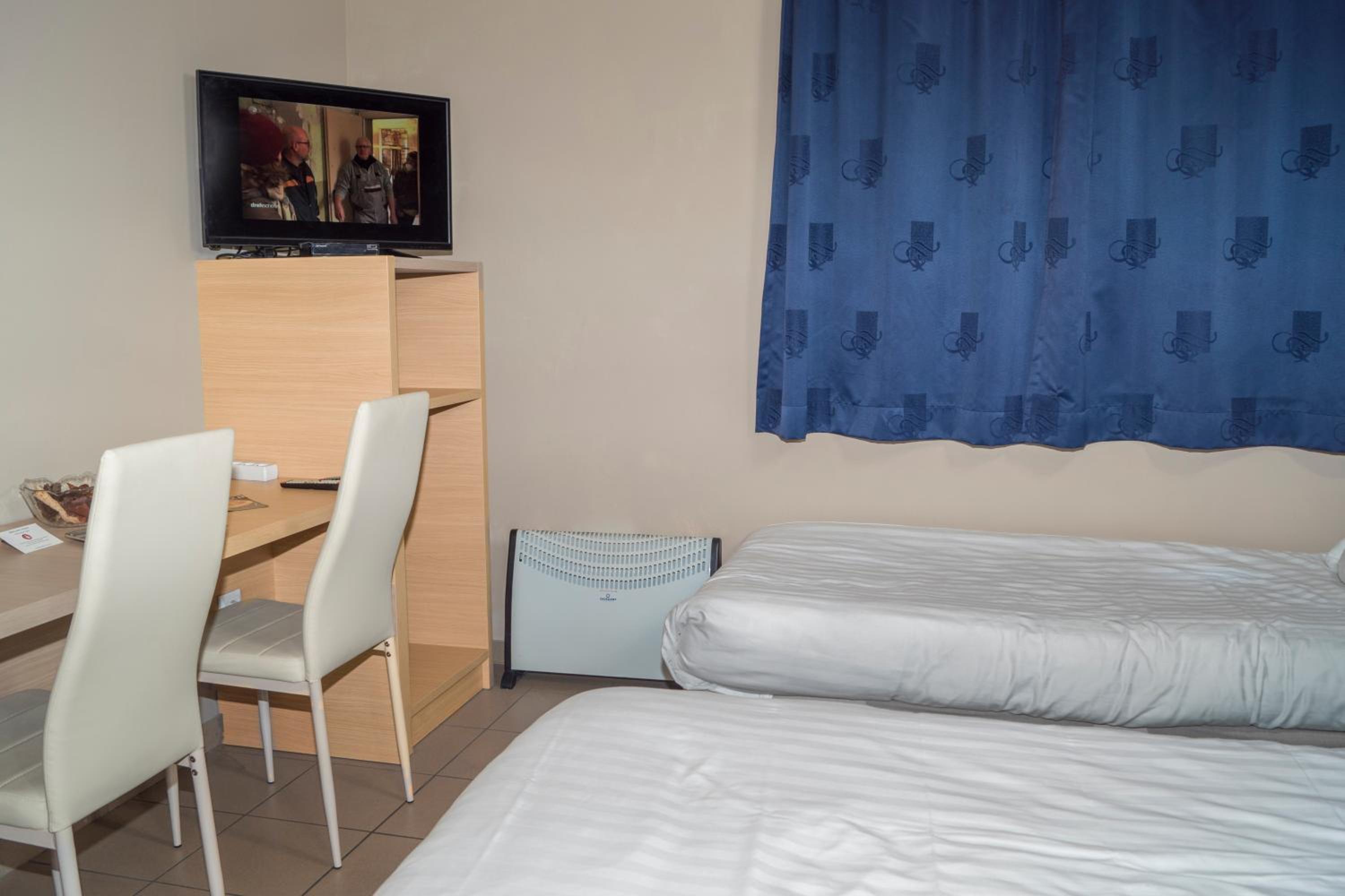 Budget Twin Room - Photo 3