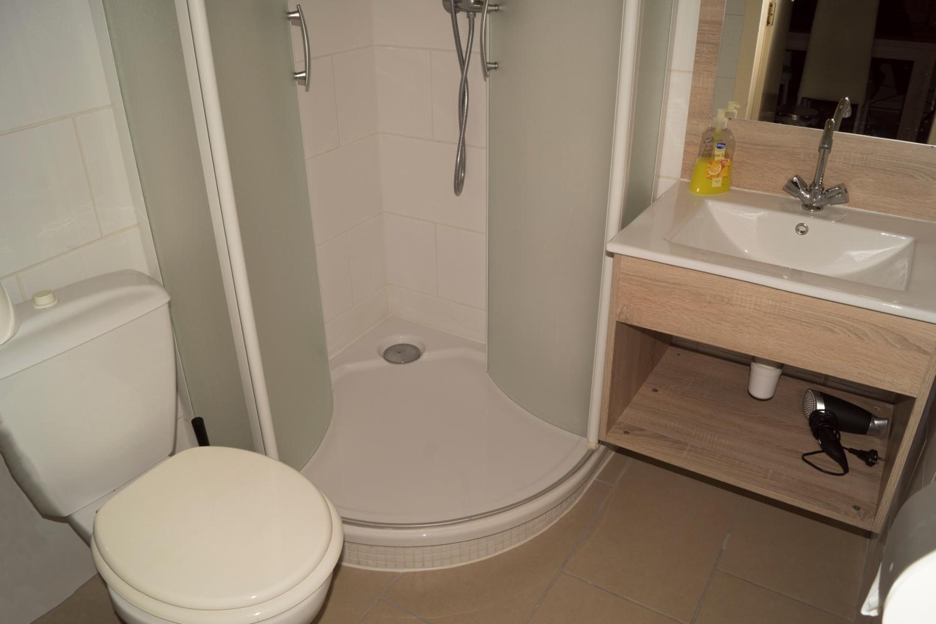 Budget Twin Room - Photo 4