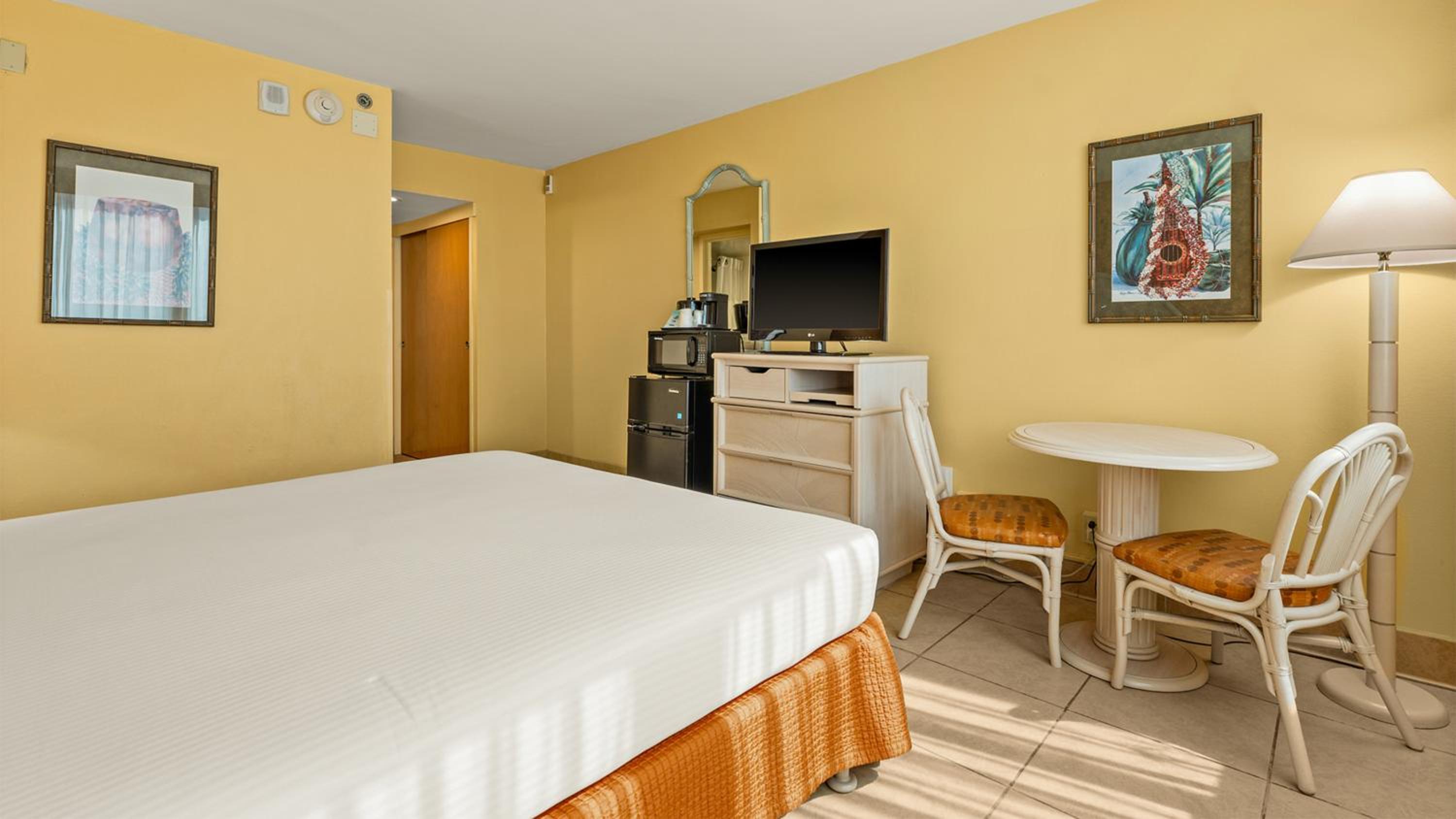 King Room - Non-Smoking - Photo 7