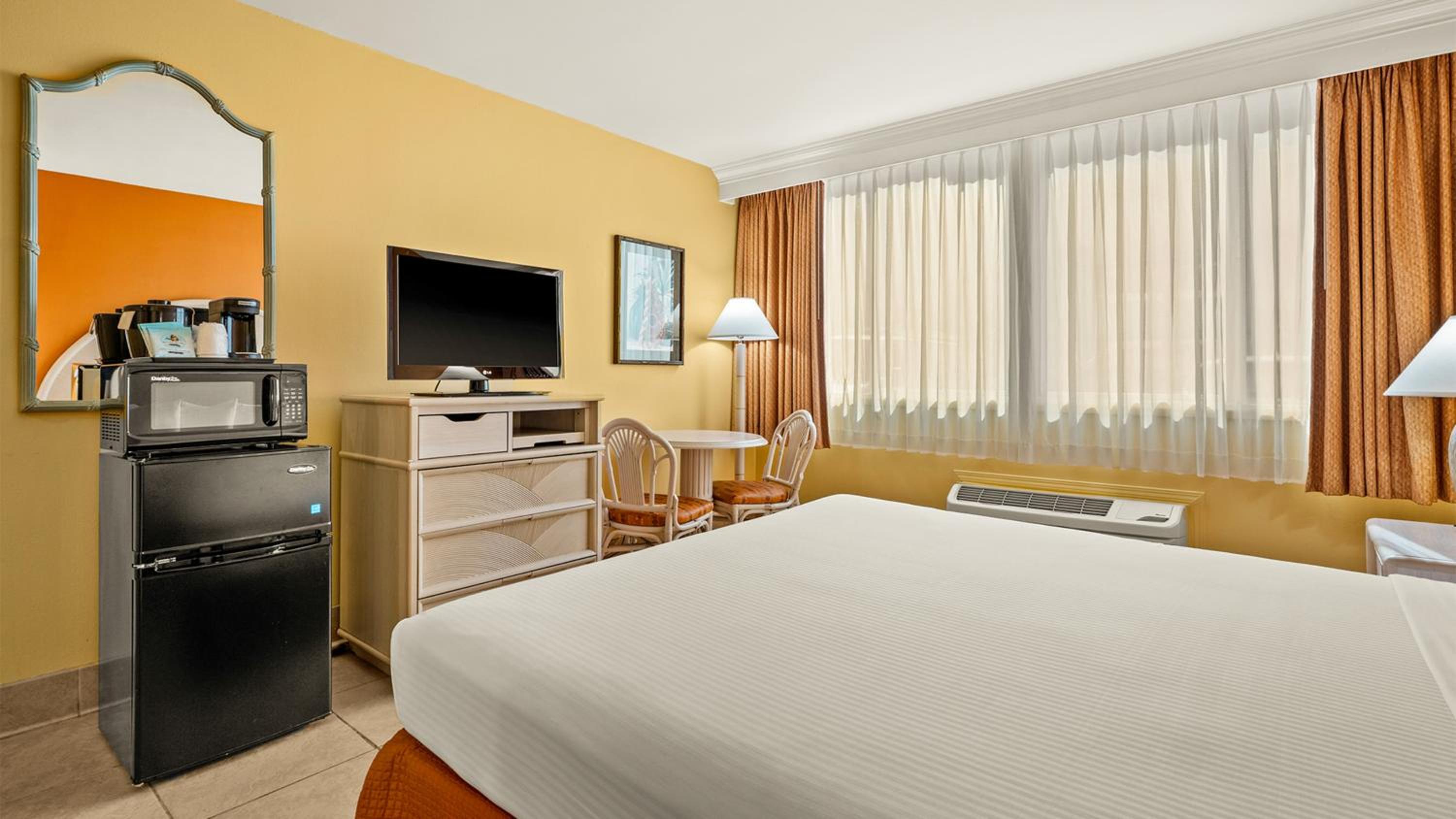 King Room - Non-Smoking - Photo 5