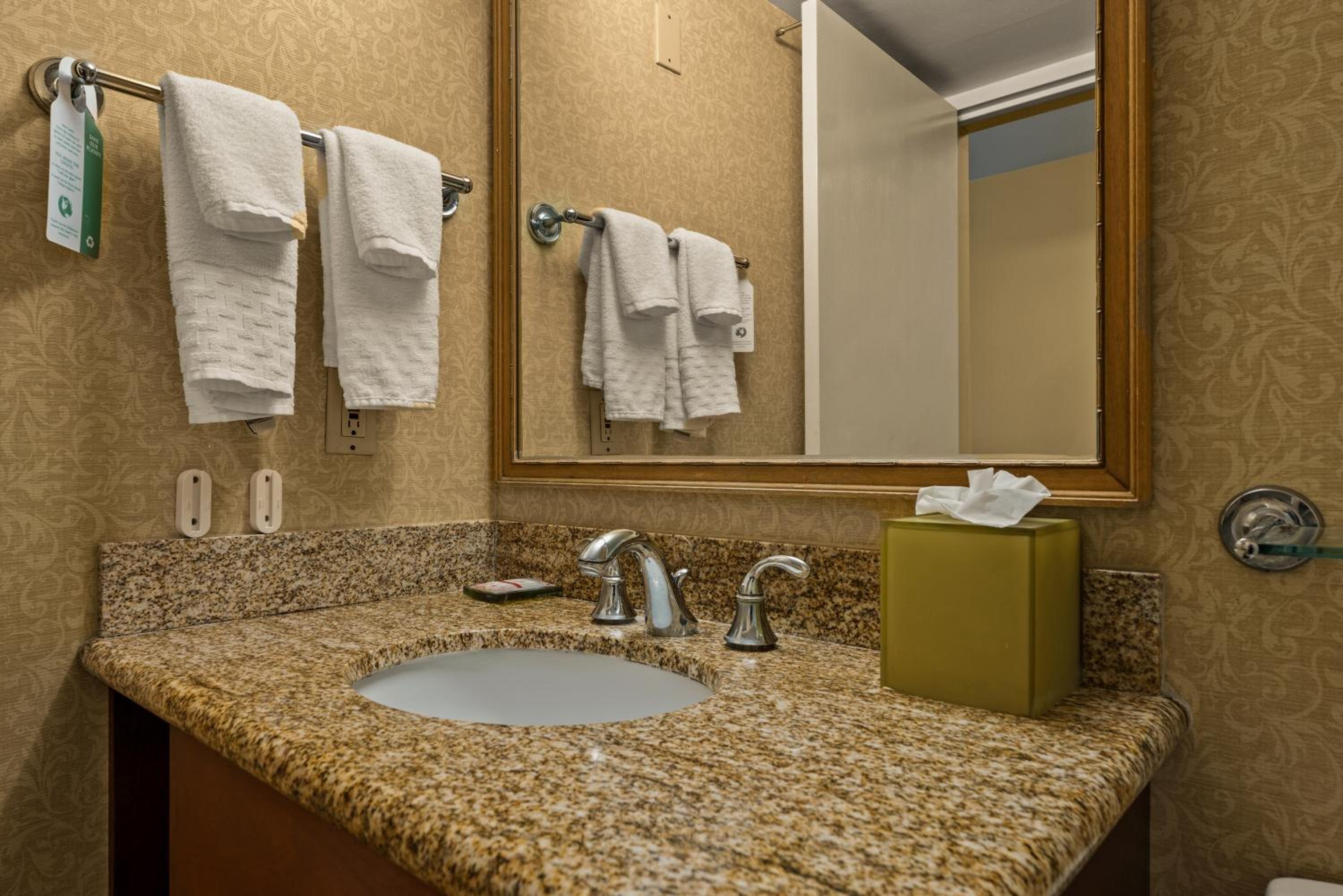 Queen Room - Non-Smoking - Photo 5