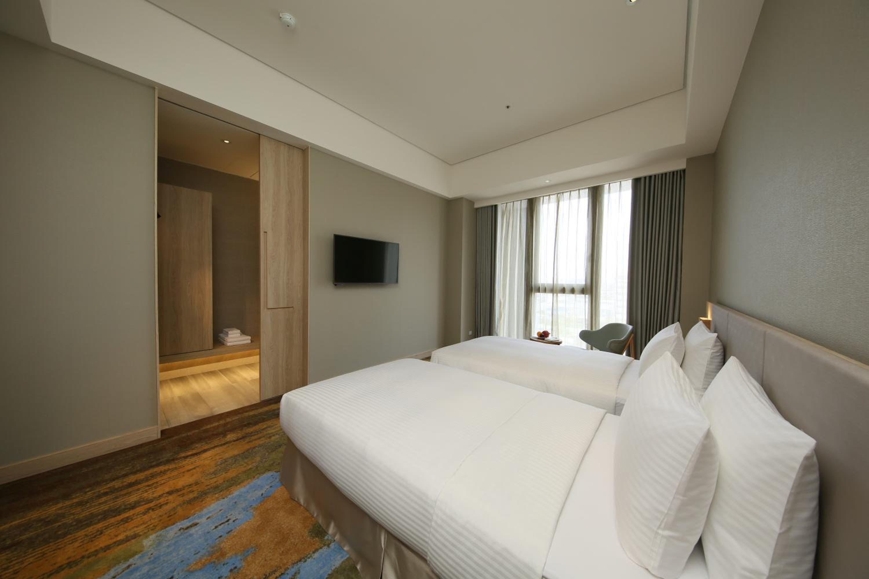 Twin Room with Bath photo 2