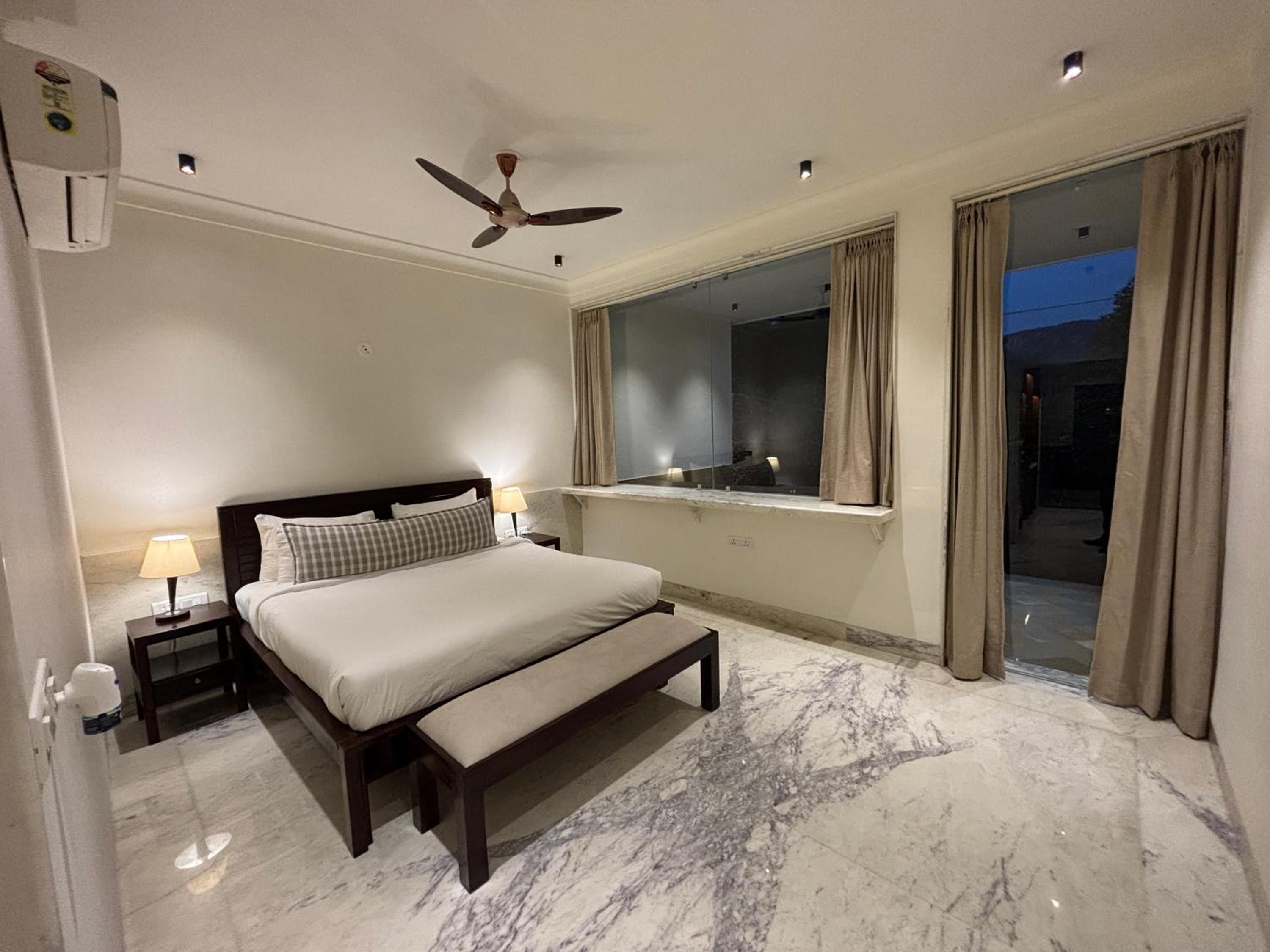 Suite - Photo 1