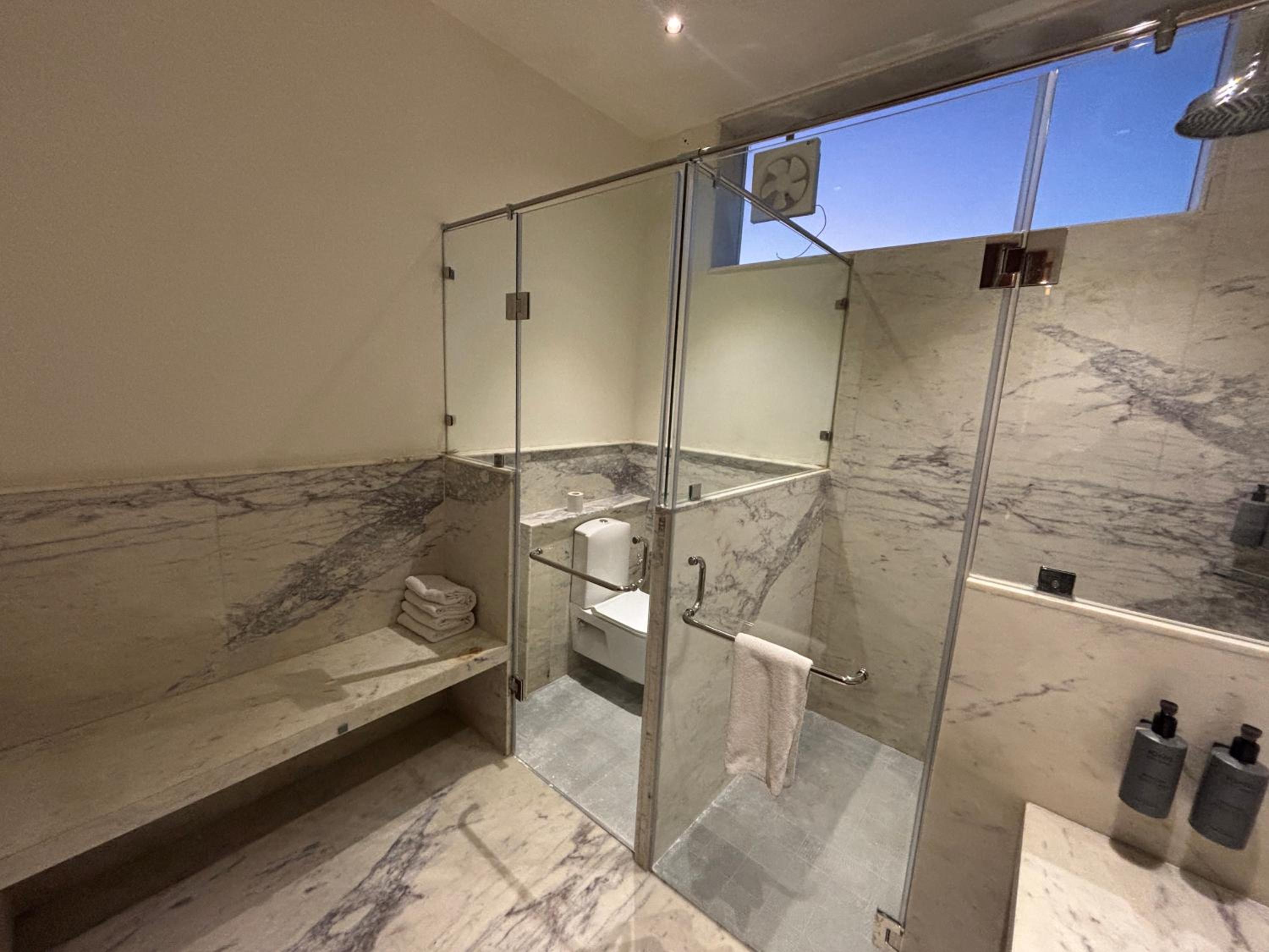 Suite - Photo 5