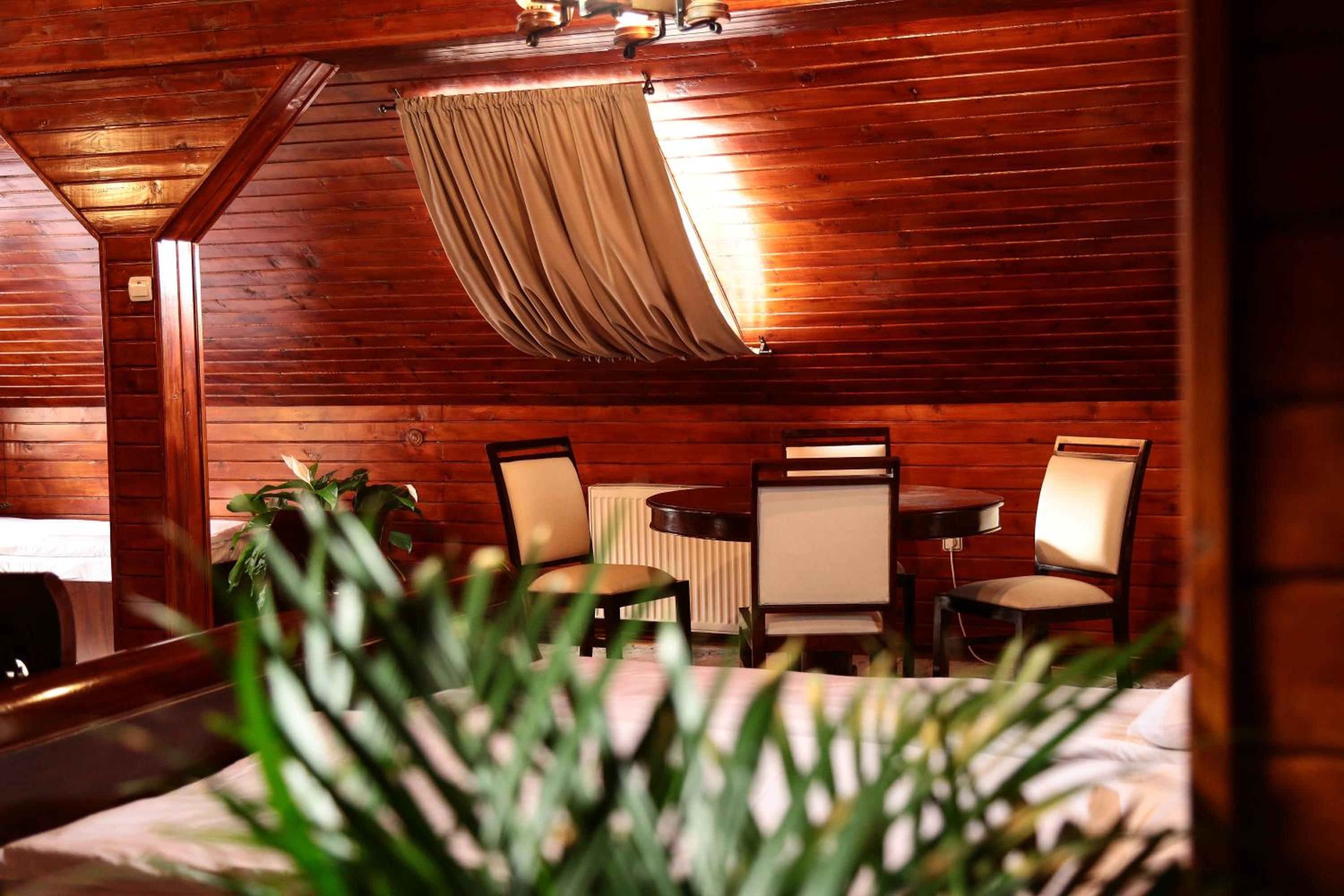 Deluxe Suite with Sauna & Jacuzzi photo 3