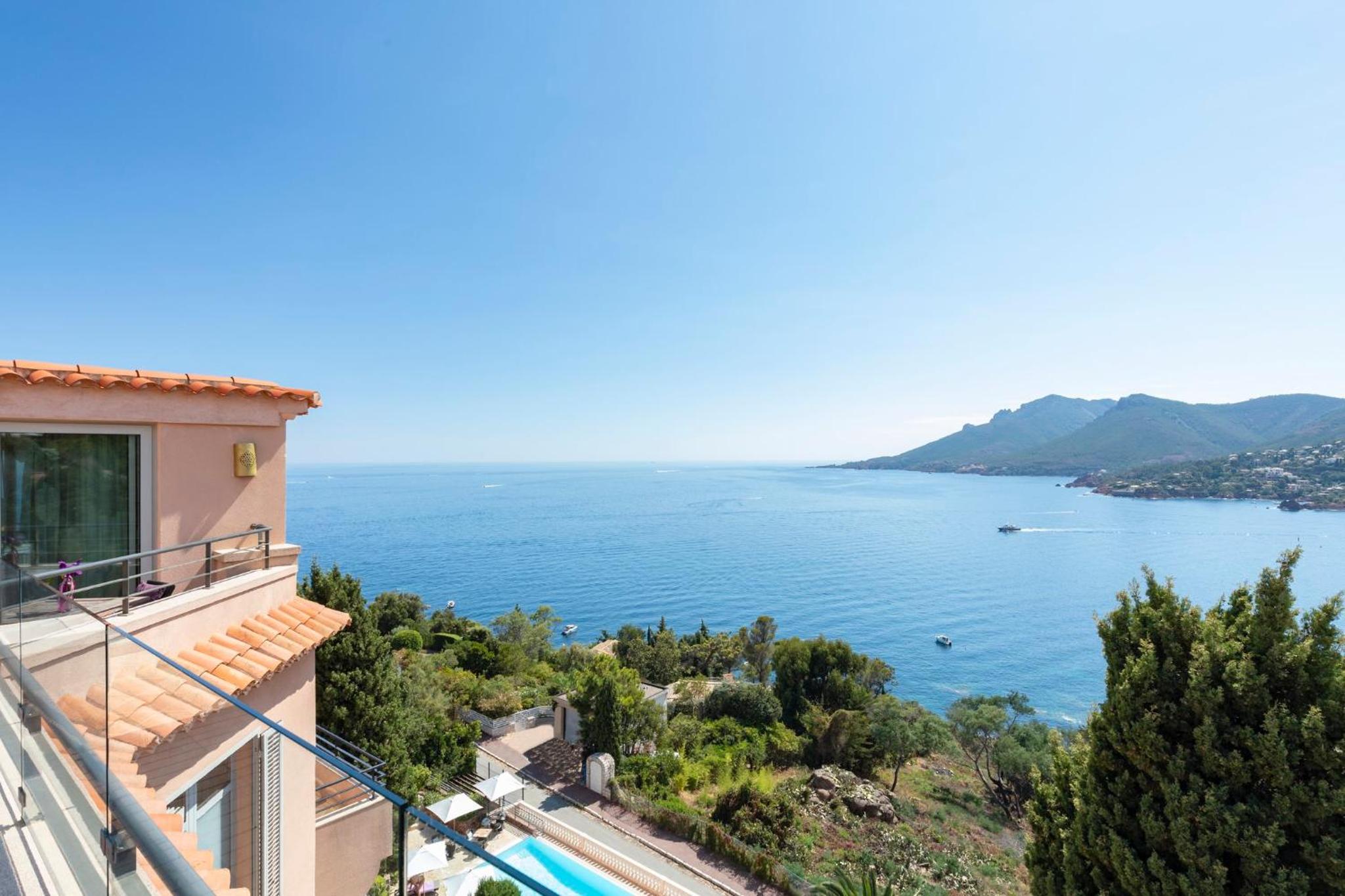 Hillside Rooftop Suite with Sea View - Photo 1