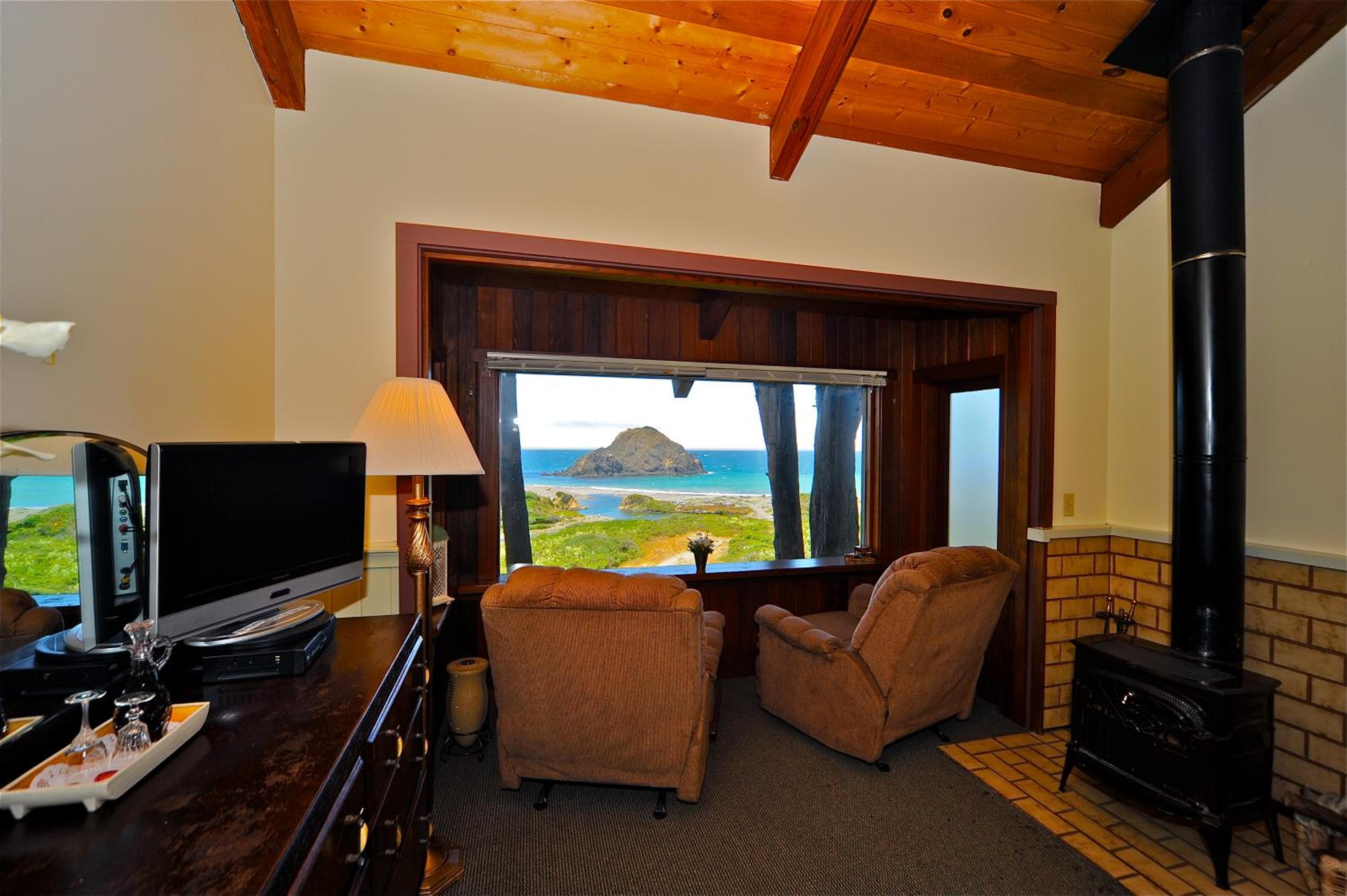 King Cottage with Ocean View - Pet Friendly
