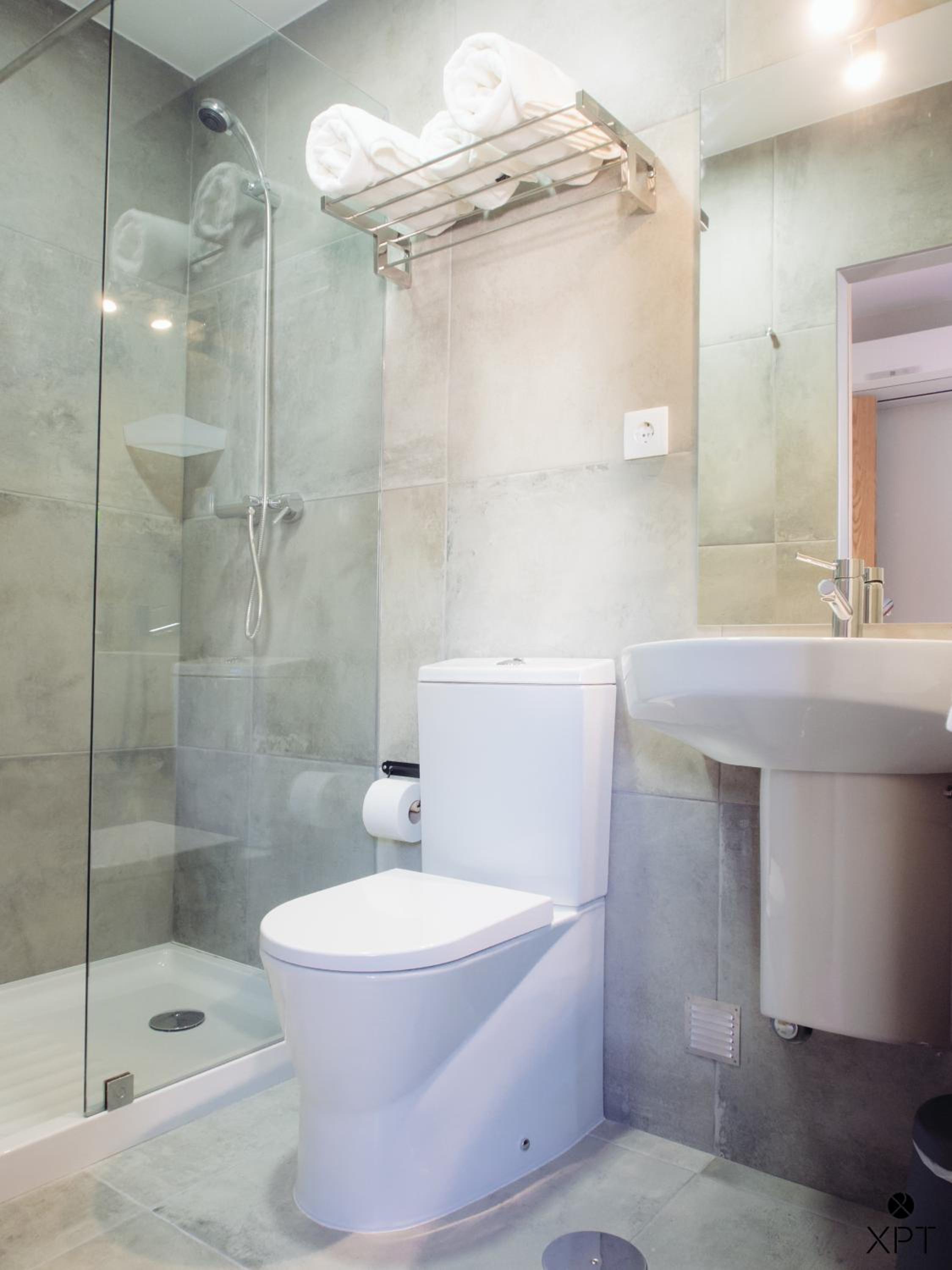Double or Twin Room with Private Bathroom - Photo 6