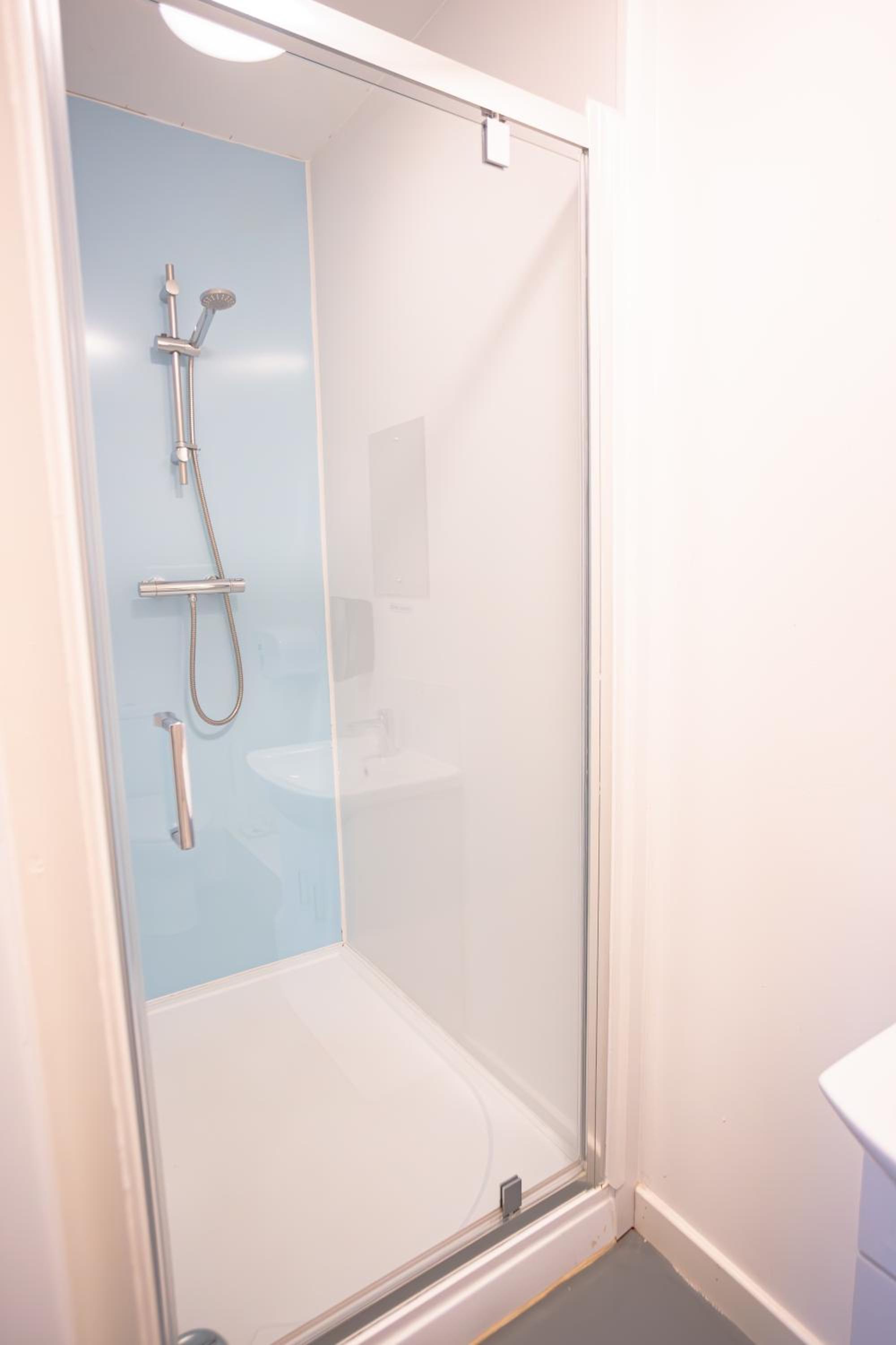 Twin Room with Private Bathroom photo 3
