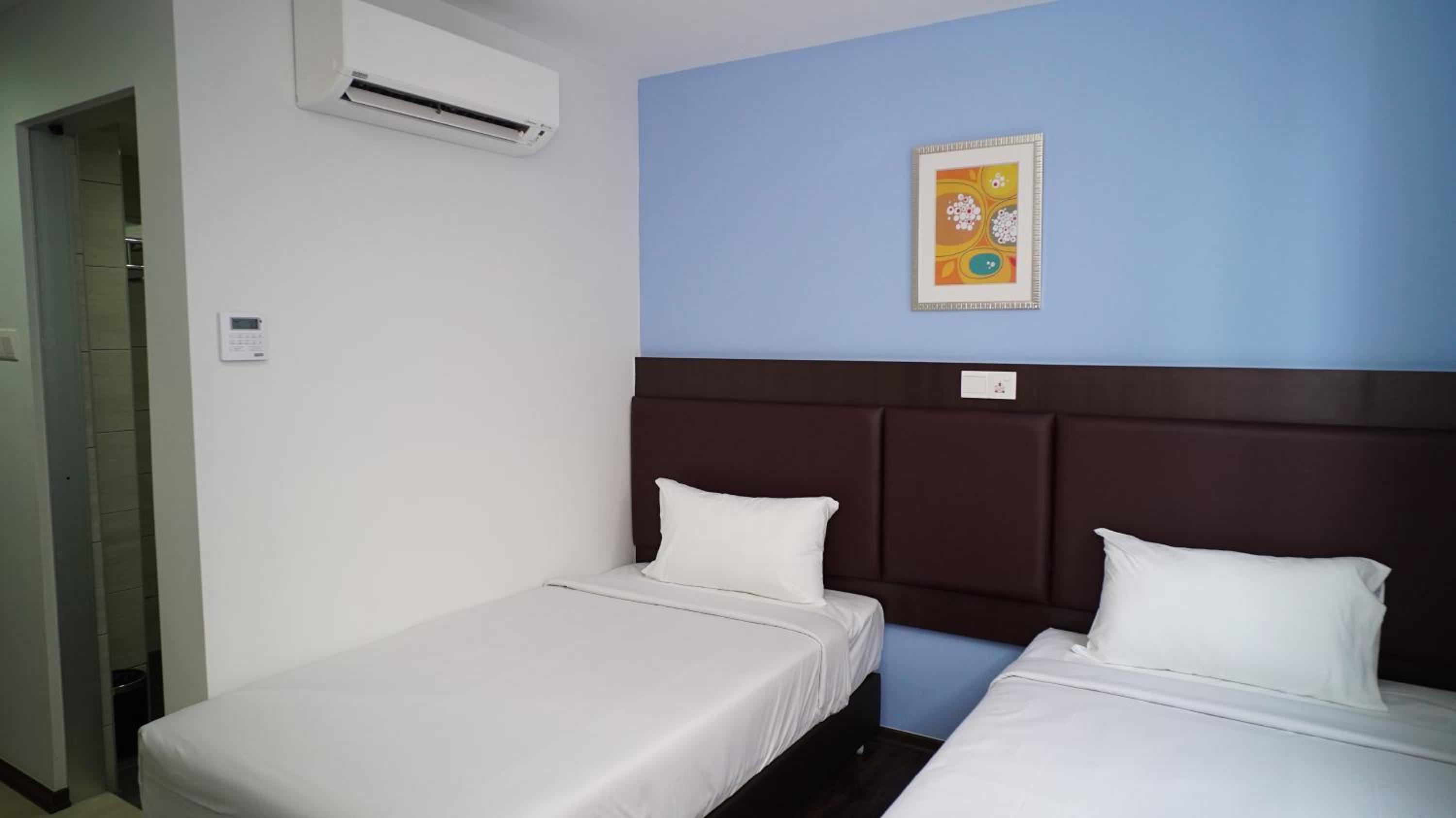 Standard Twin Room -  No Window photo 3