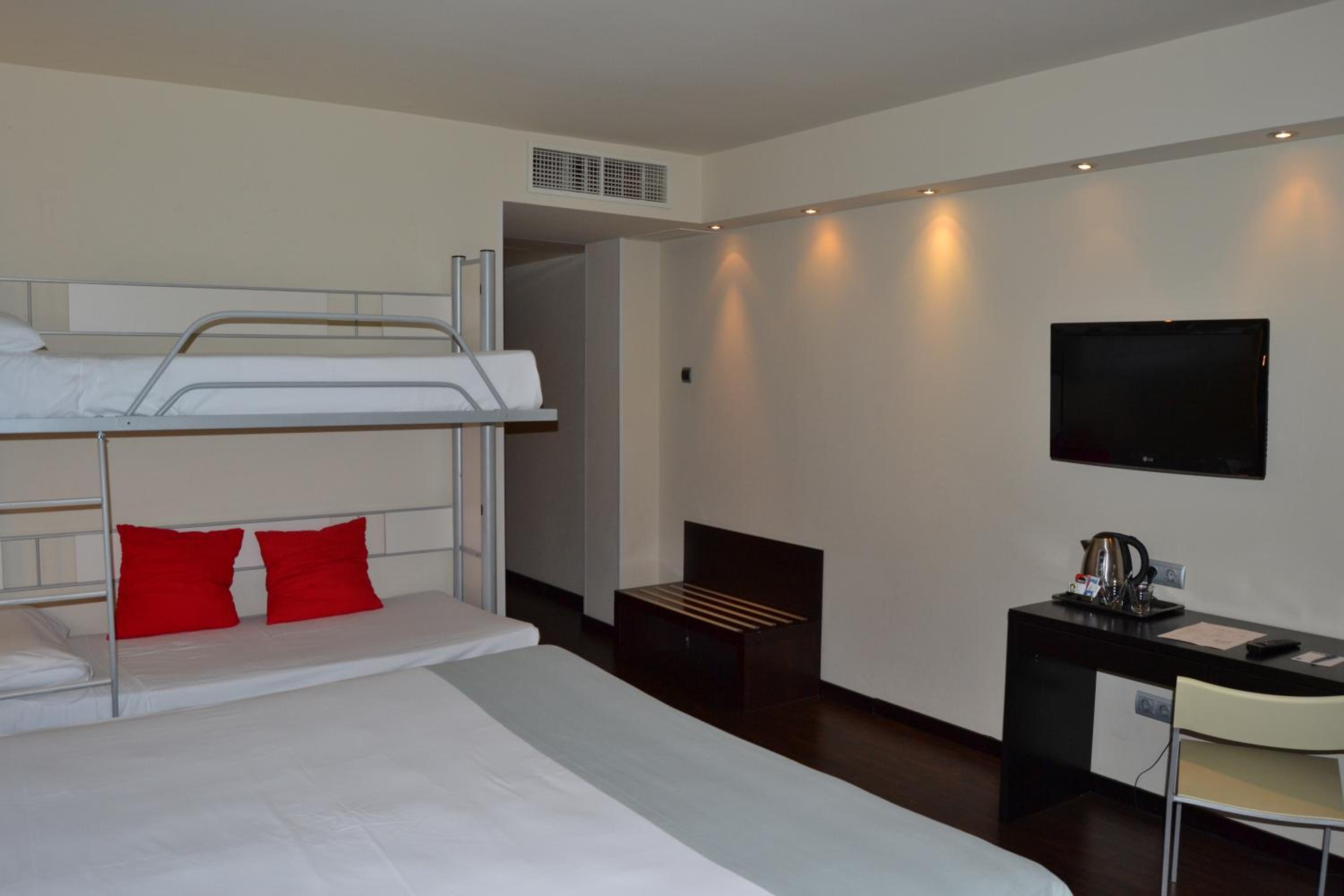 Family Room (4 Adults) - Photo 4