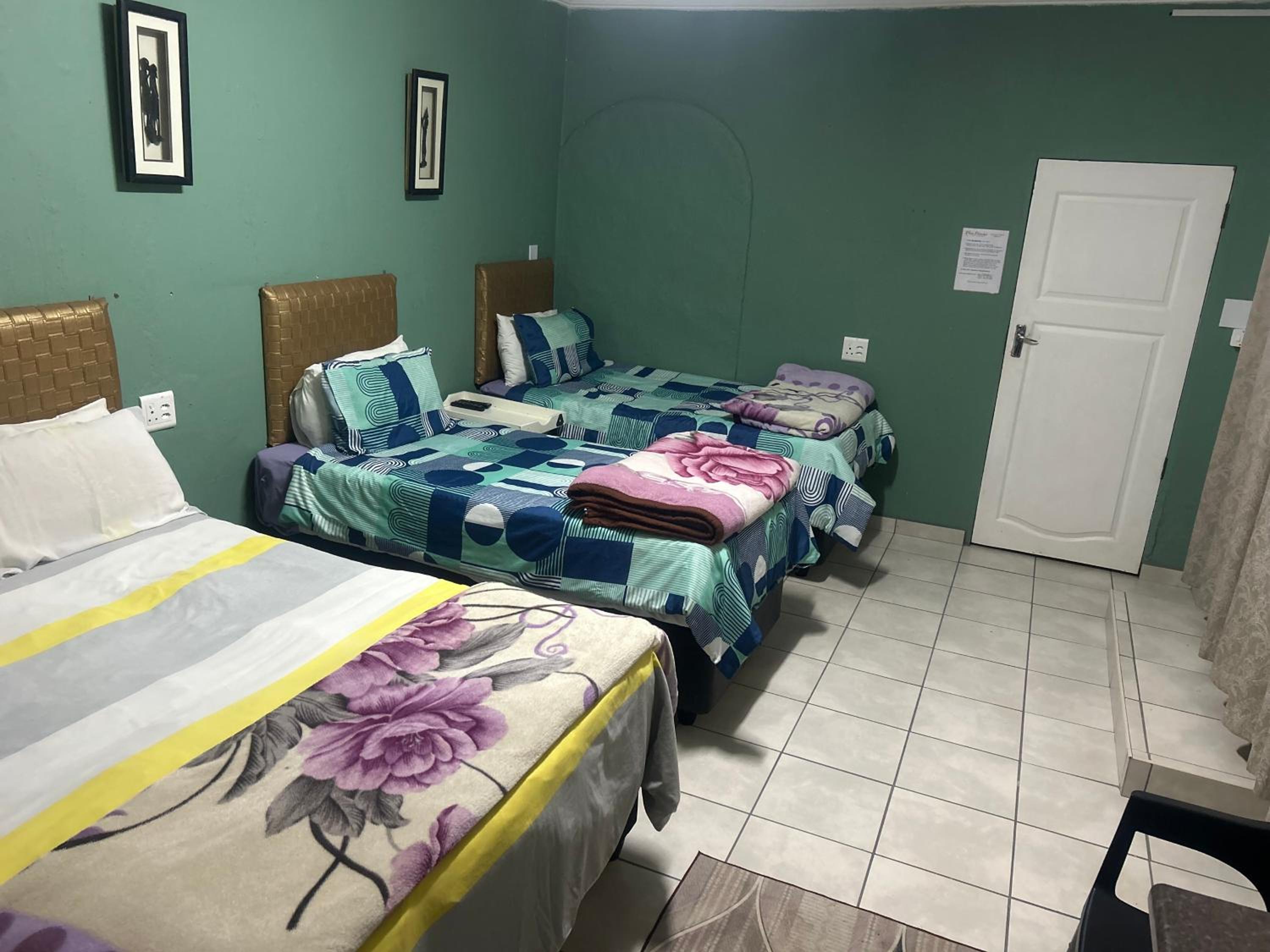 Quadruple Room with Bathroom - Photo 4