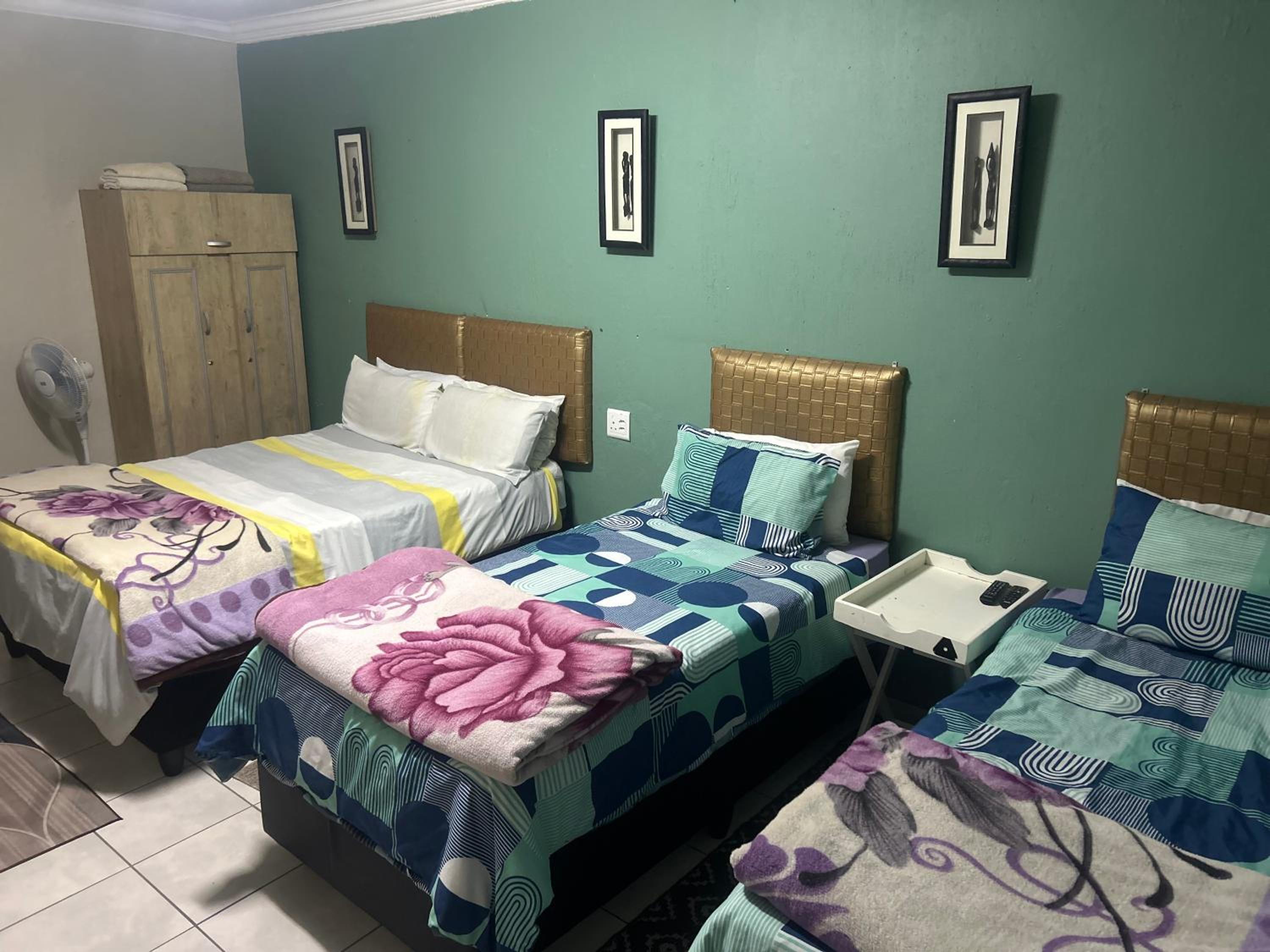 Quadruple Room with Bathroom - Photo 5