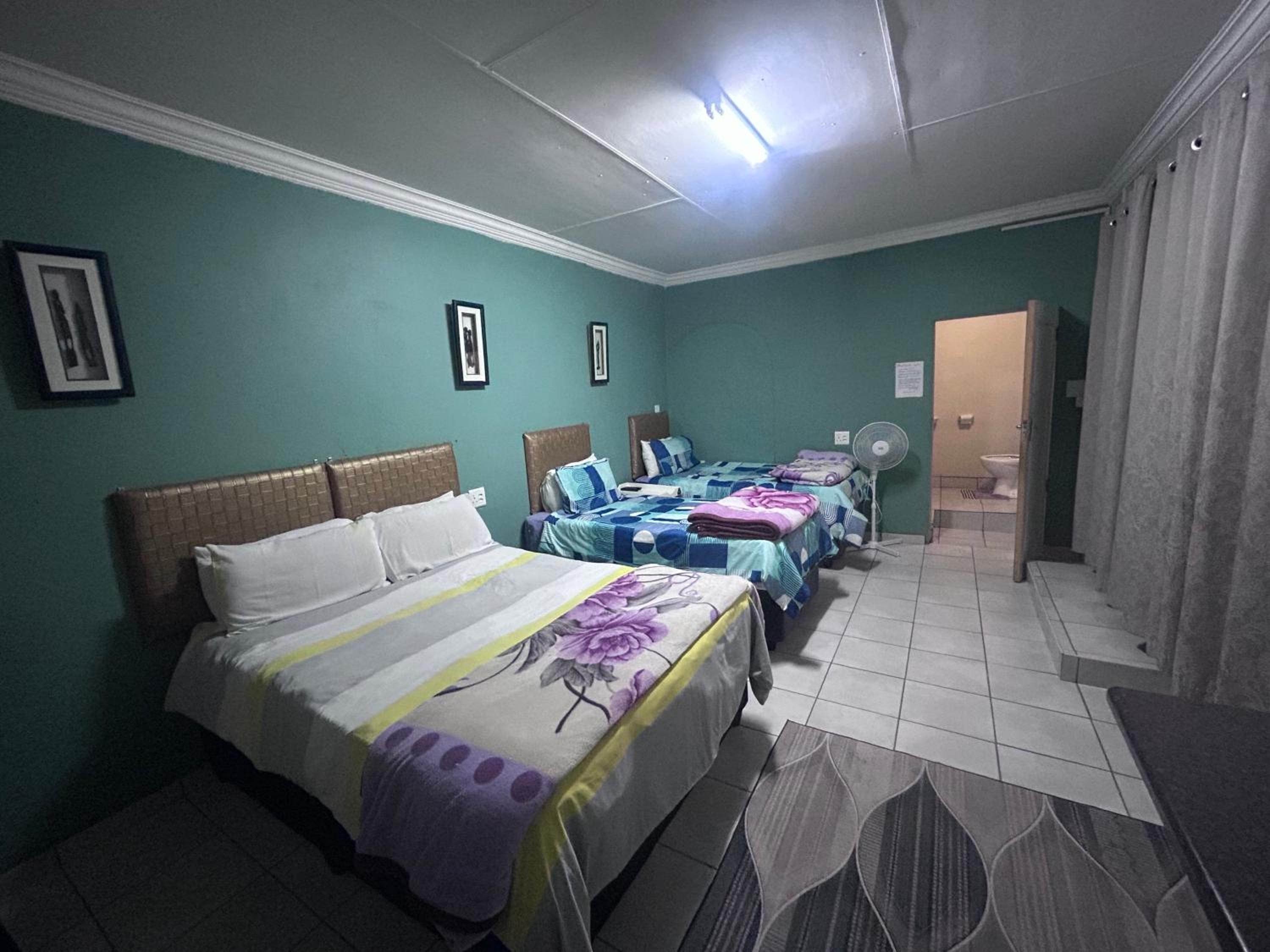 Quadruple Room with Bathroom - Photo 6