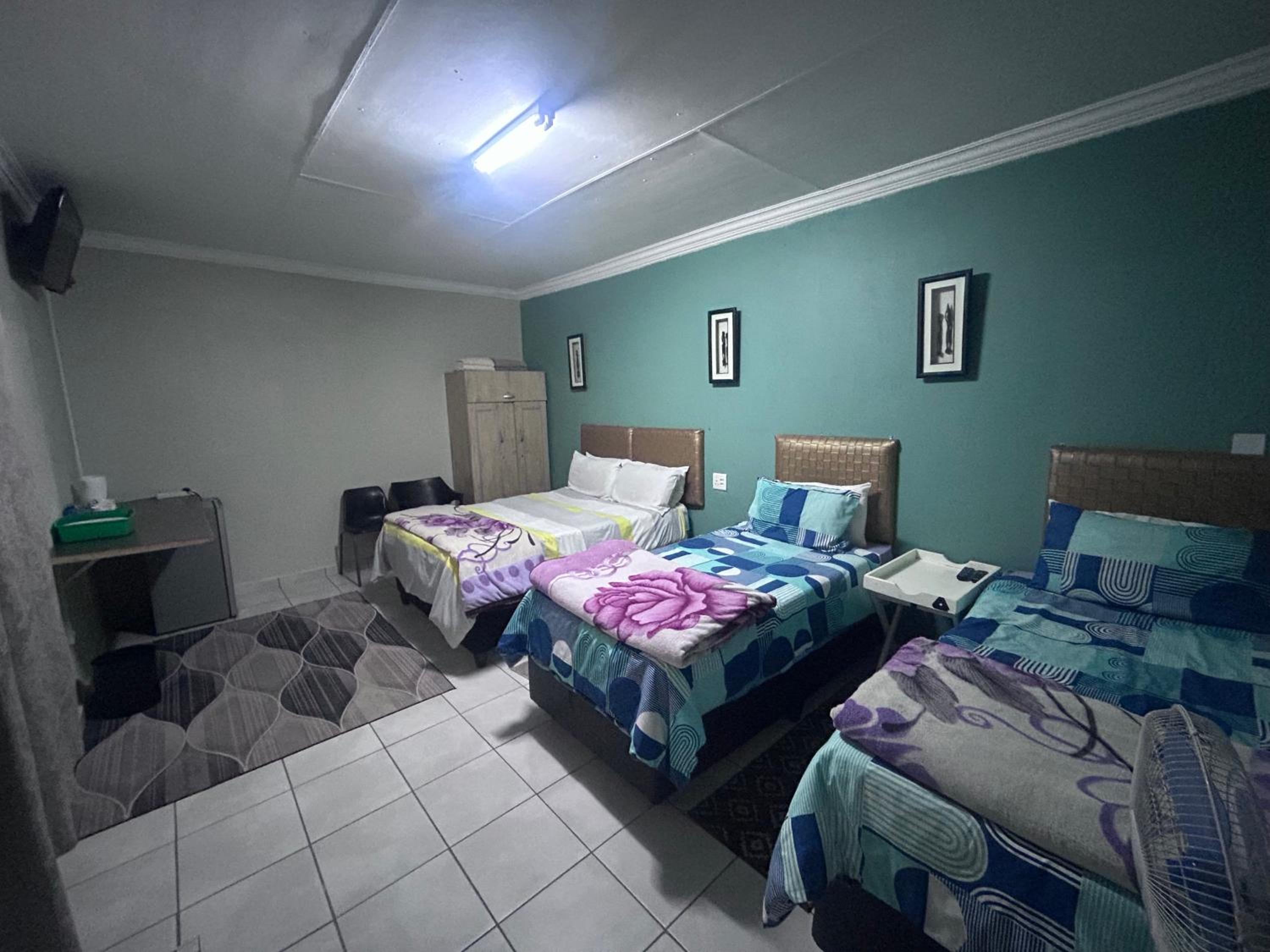 Quadruple Room with Bathroom - Photo 7