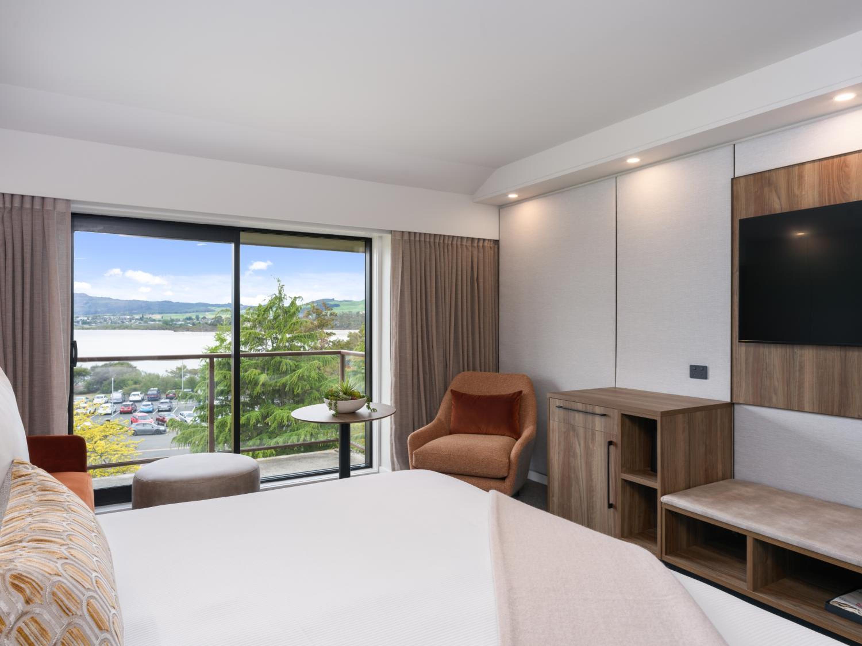 Club Lakeview 1 King – with Club Lounge Access