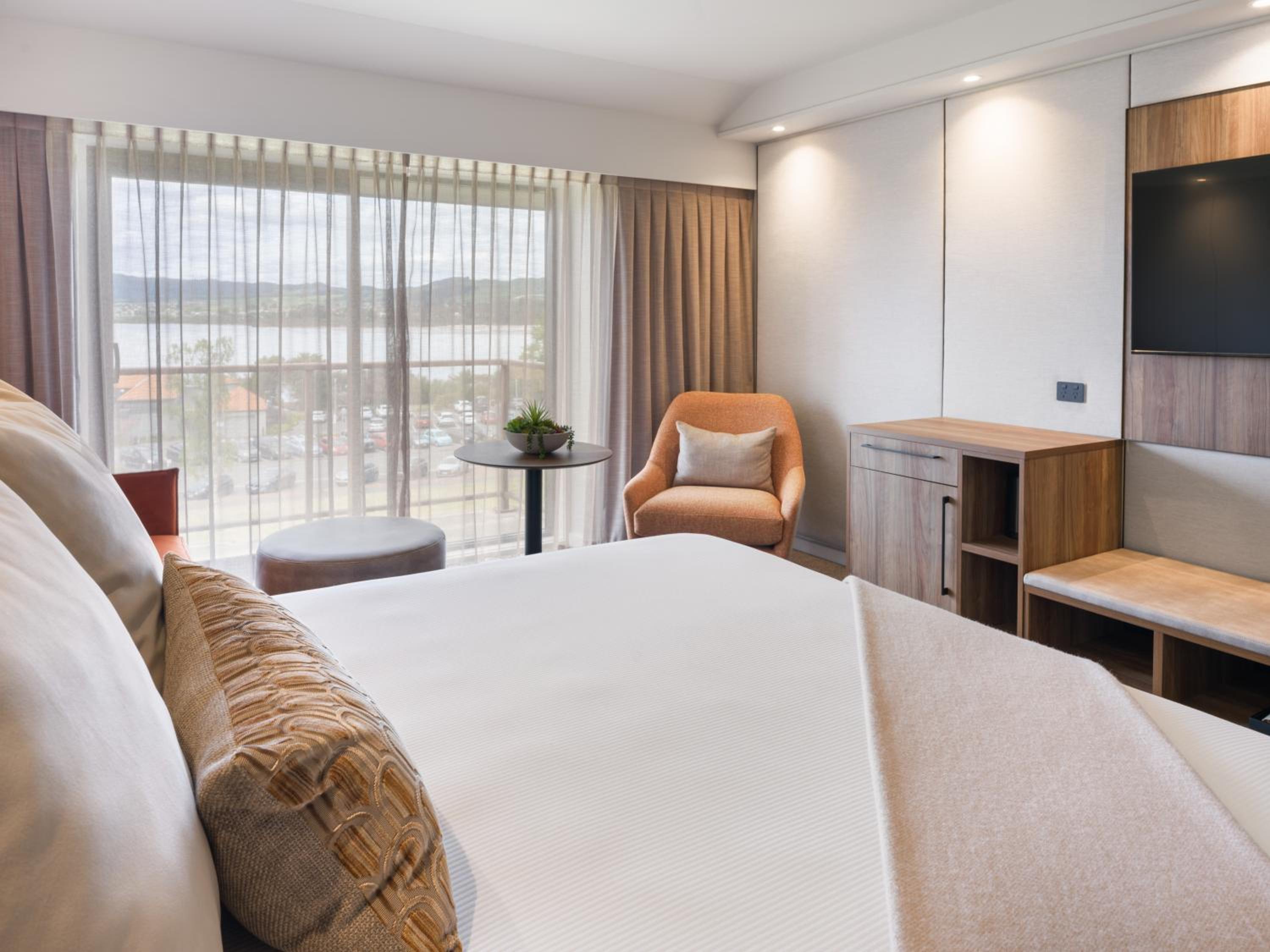 Superior King Room thumbnail 5