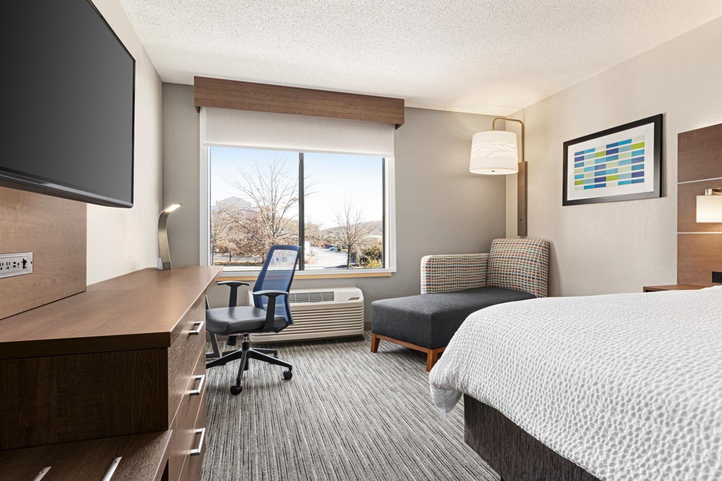 King Room - Hearing Accessible - Non-Smoking - Photo 4