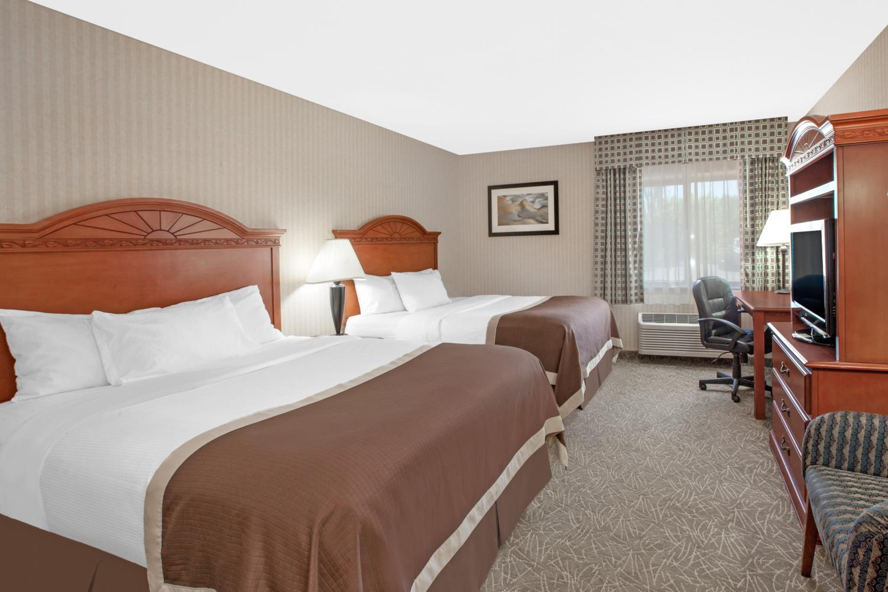 Queen Room with Two Queen Beds - Non-Smoking - Photo 1