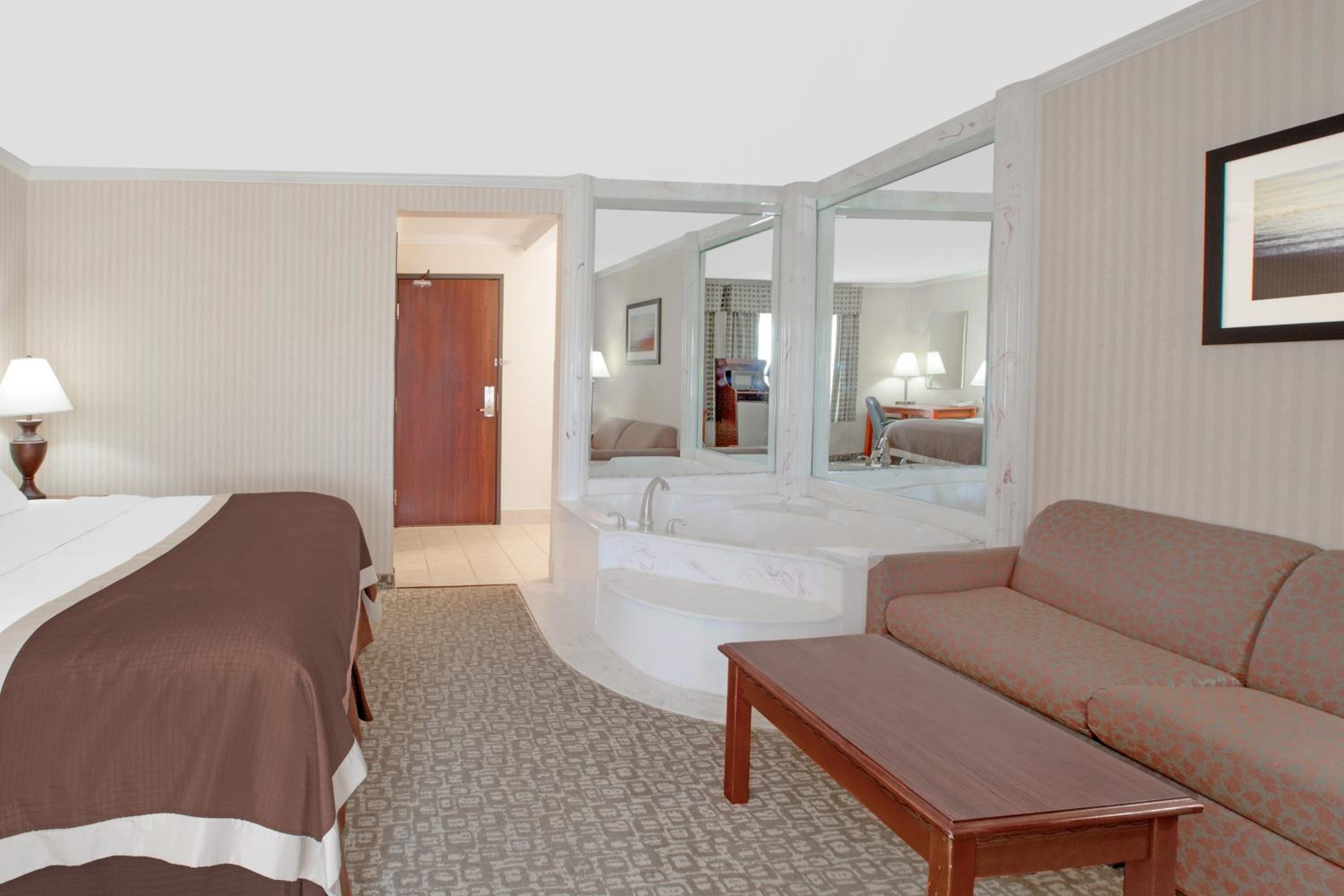 King Suite with Jetted Tub - Non-Smoking - Photo 3