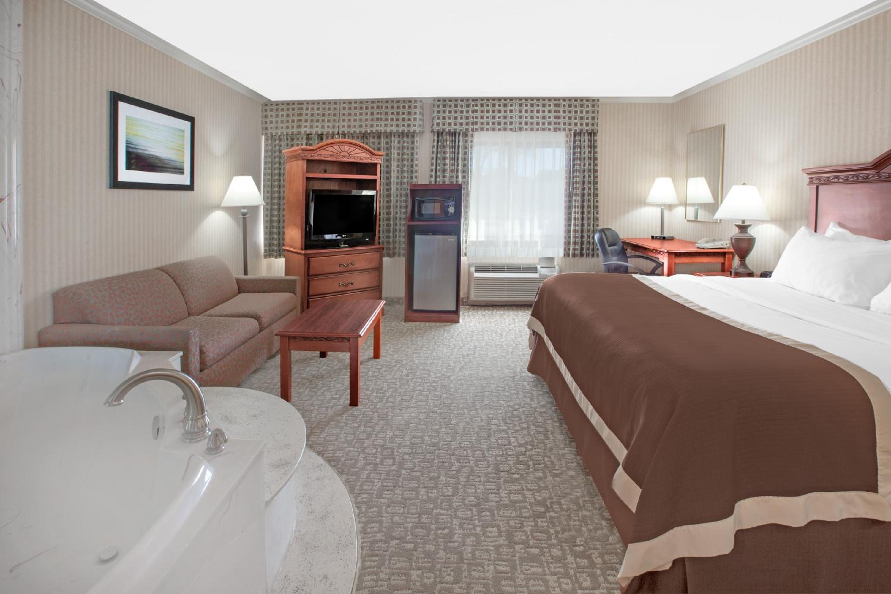 King Suite with Jetted Tub - Non-Smoking - Photo 1