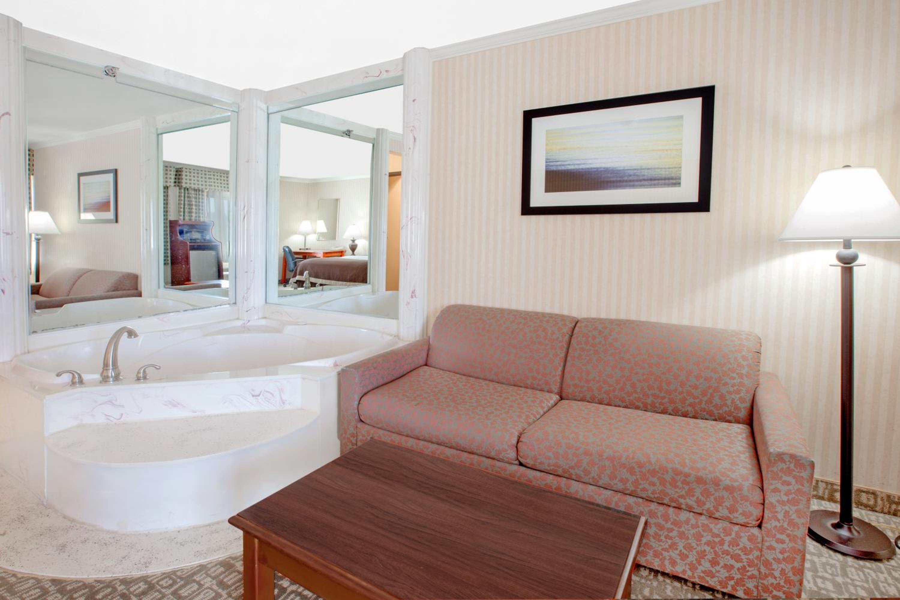 King Suite with Jetted Tub - Non-Smoking - Photo 4