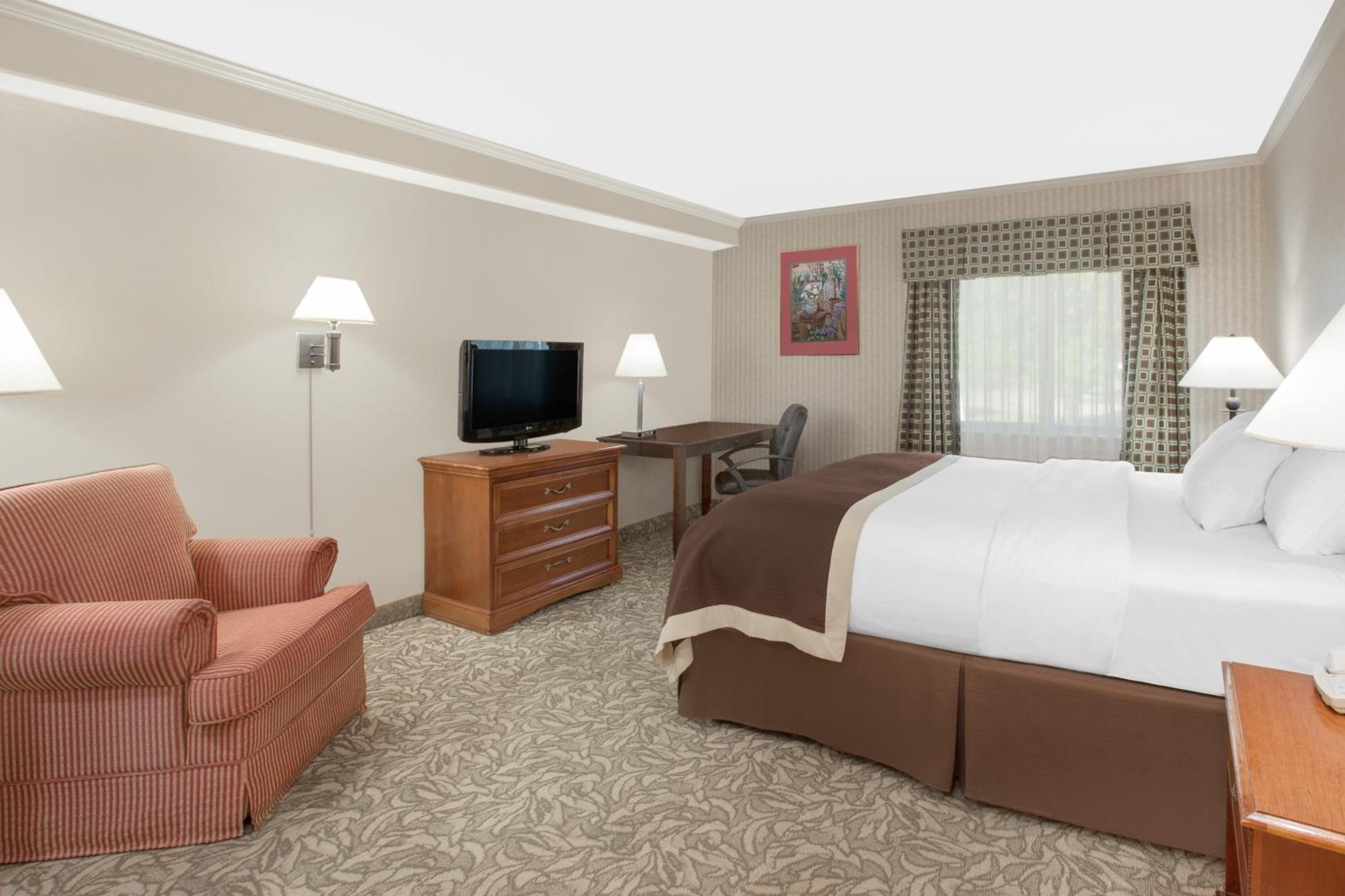 Queen Studio Suite - Non-Smoking photo 2