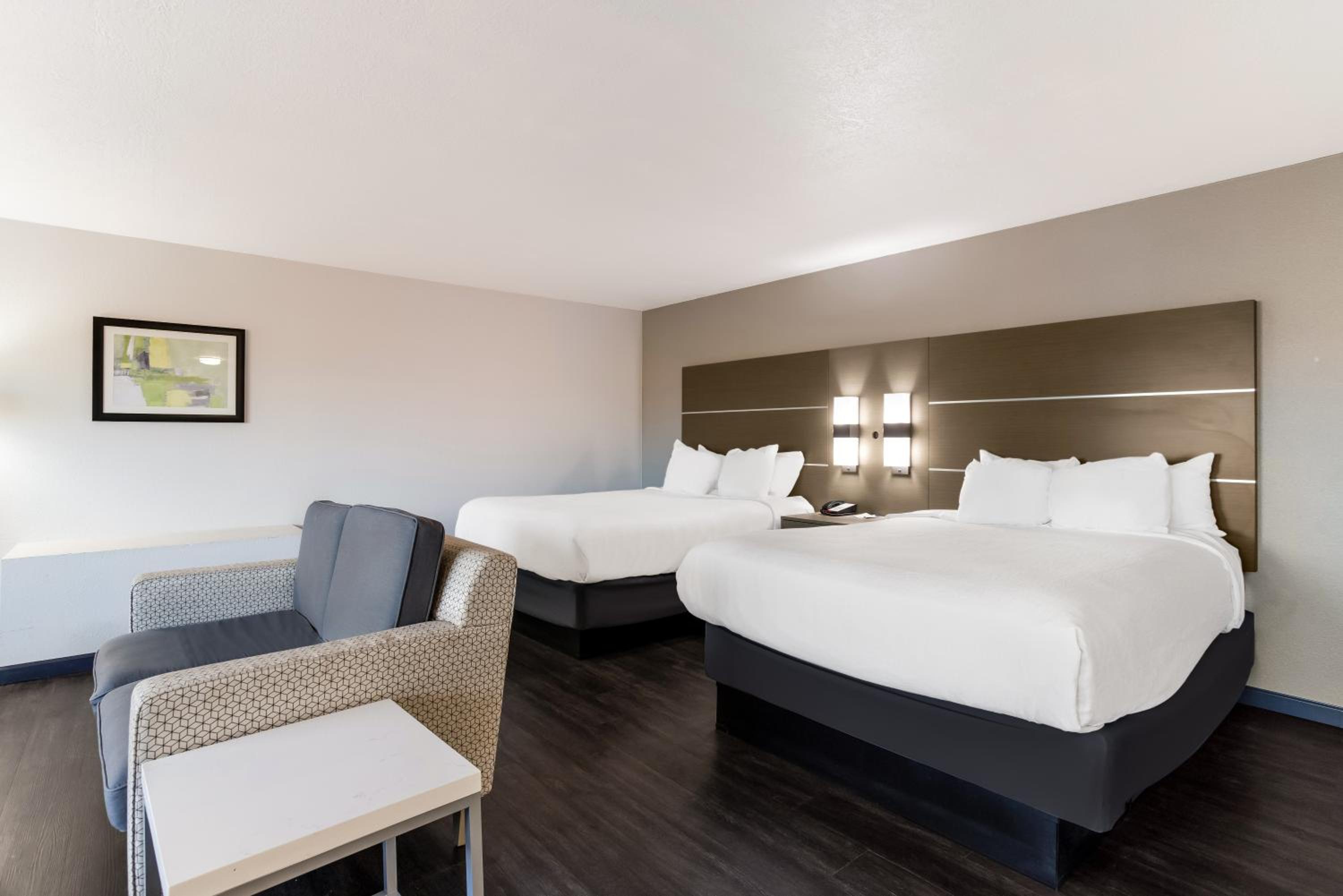 Large Queen Room with Two Queen Beds - Non-Smoking - Photo 3