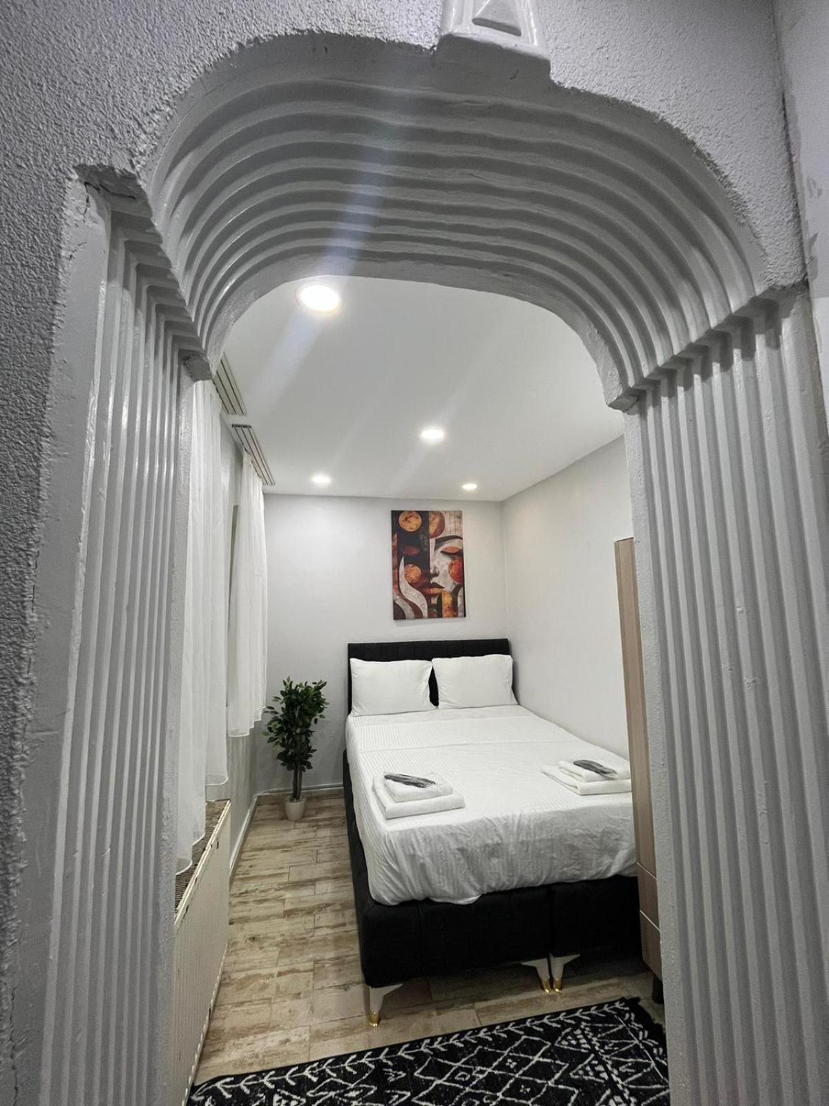 Studio Apartment with One Double Bed photo 2