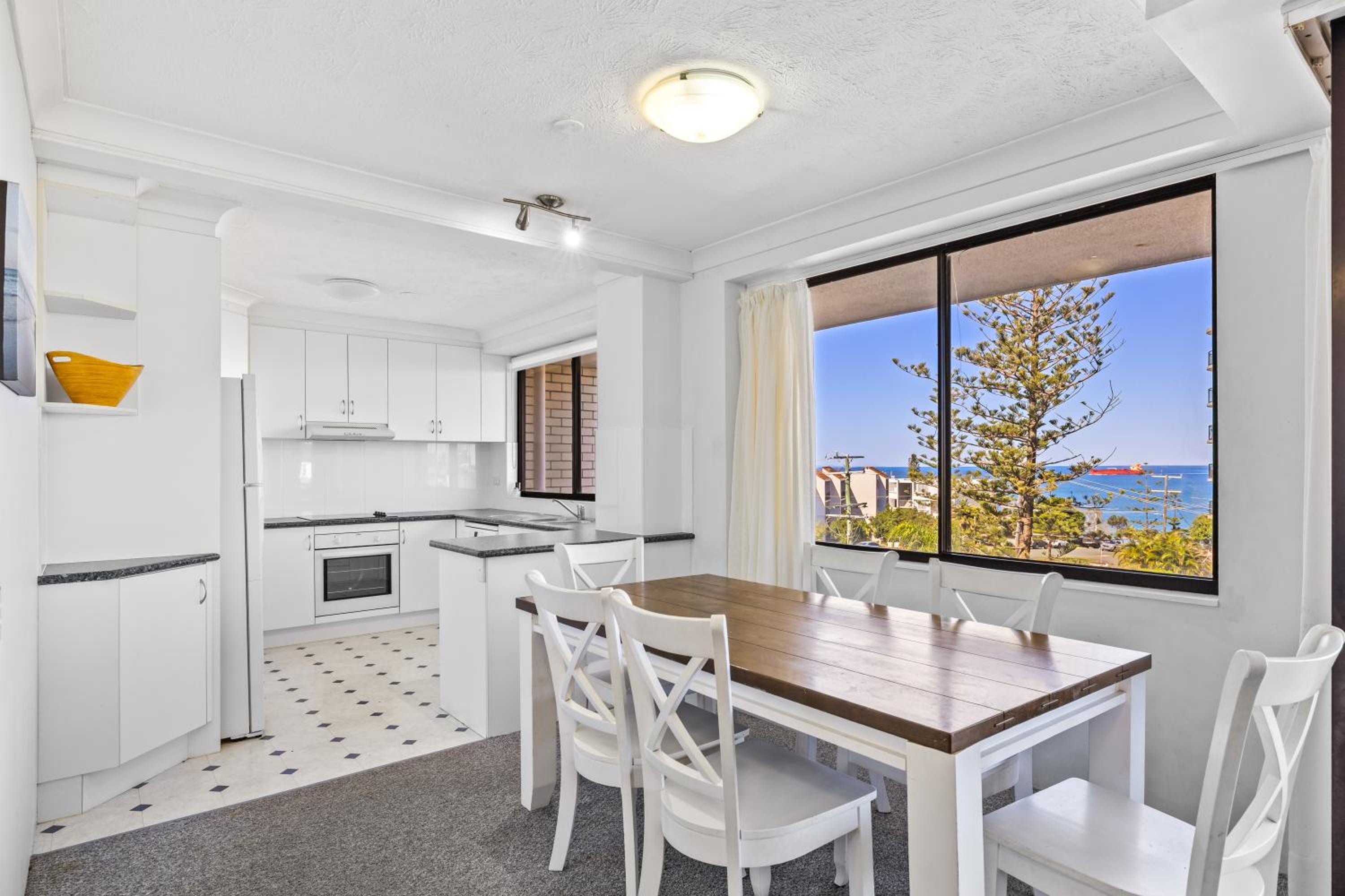 Three-Bedroom Apartment with View photo 3